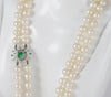 Collar antiguo de perlas con cierre en oro blanco 18k con brillantes y esmeraldas