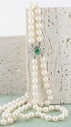Collar antiguo de perlas con cierre en oro blanco 18k con brillantes y esmeraldas