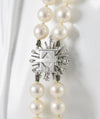 Collar antiguo de perlas con cierre en oro blanco 18k con brillantes y esmeraldas
