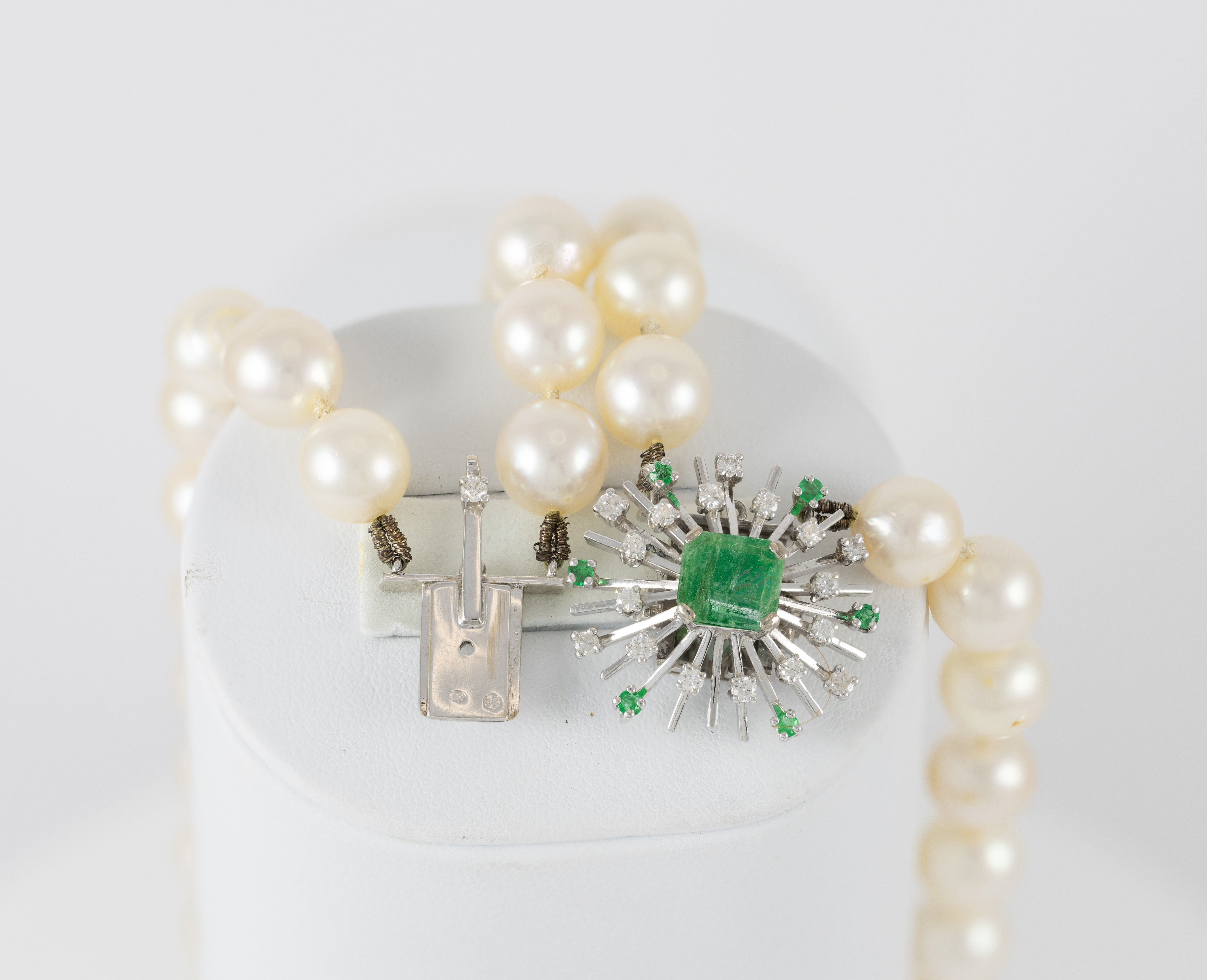 Collar antiguo de perlas con cierre en oro blanco 18k con brillantes y esmeraldas