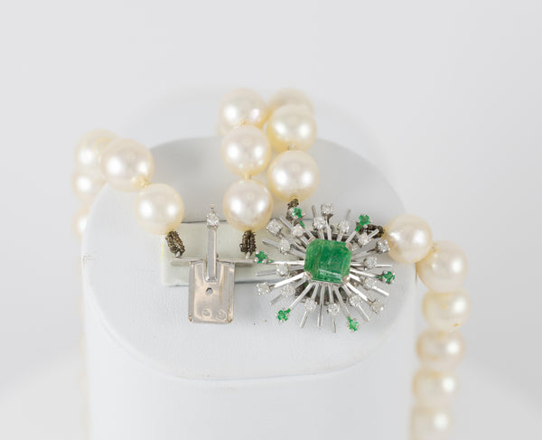 Collar antiguo de perlas con cierre en oro blanco 18k con brillantes y esmeraldas