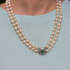 Collar antiguo de perlas con cierre en oro blanco 18k con brillantes y esmeraldas
