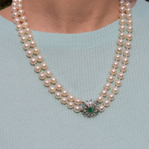 Collar antiguo de perlas con cierre en oro blanco 18k con brillantes y esmeraldas