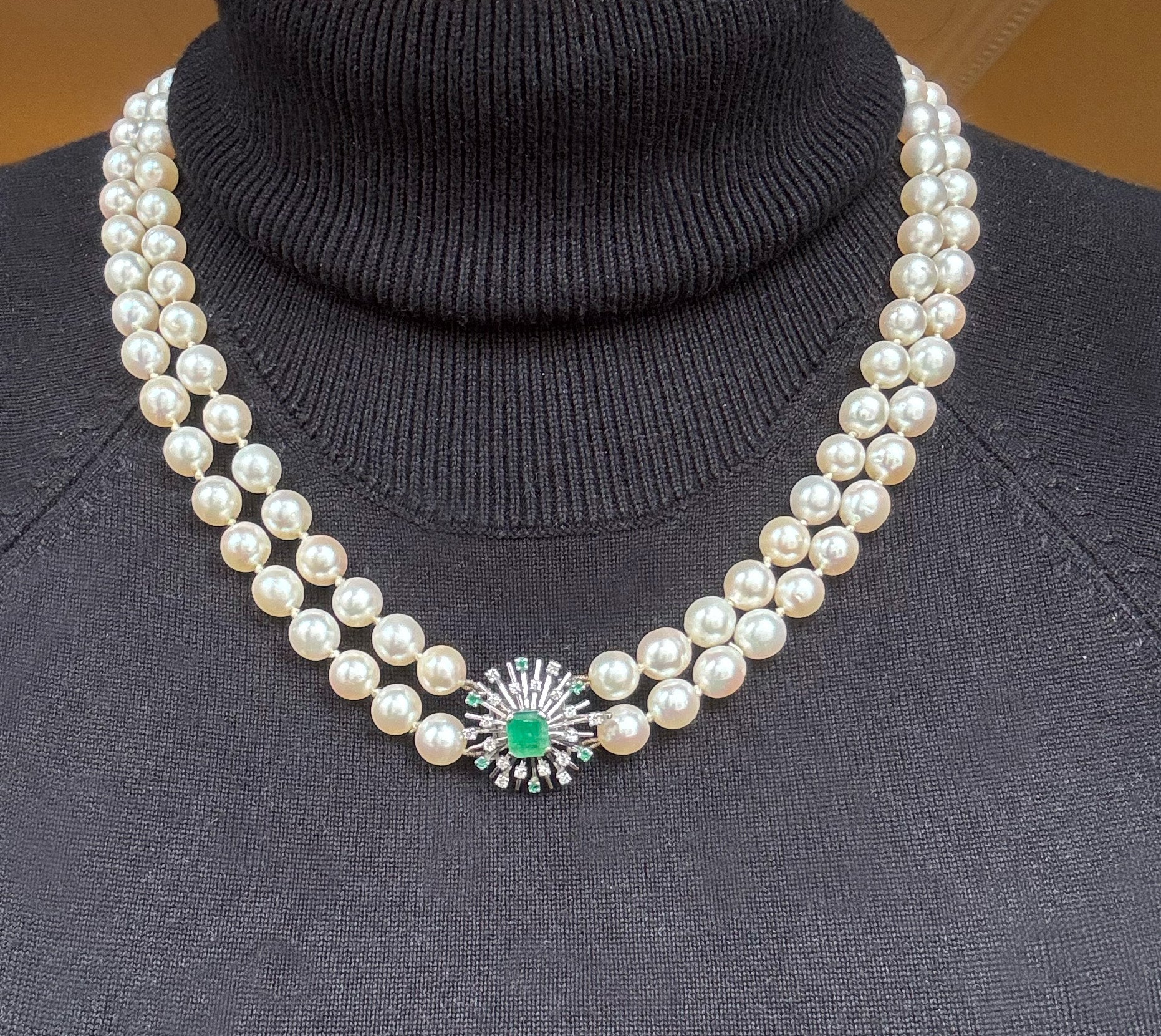 Collar antiguo de perlas con cierre en oro blanco 18k con brillantes y esmeraldas