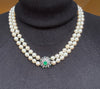 Collar antiguo de perlas con cierre en oro blanco 18k con brillantes y esmeraldas