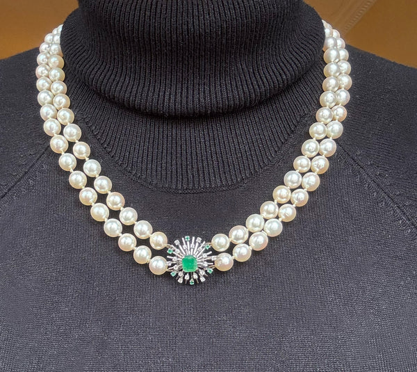 Collar antiguo de perlas con cierre en oro blanco 18k con brillantes y esmeraldas