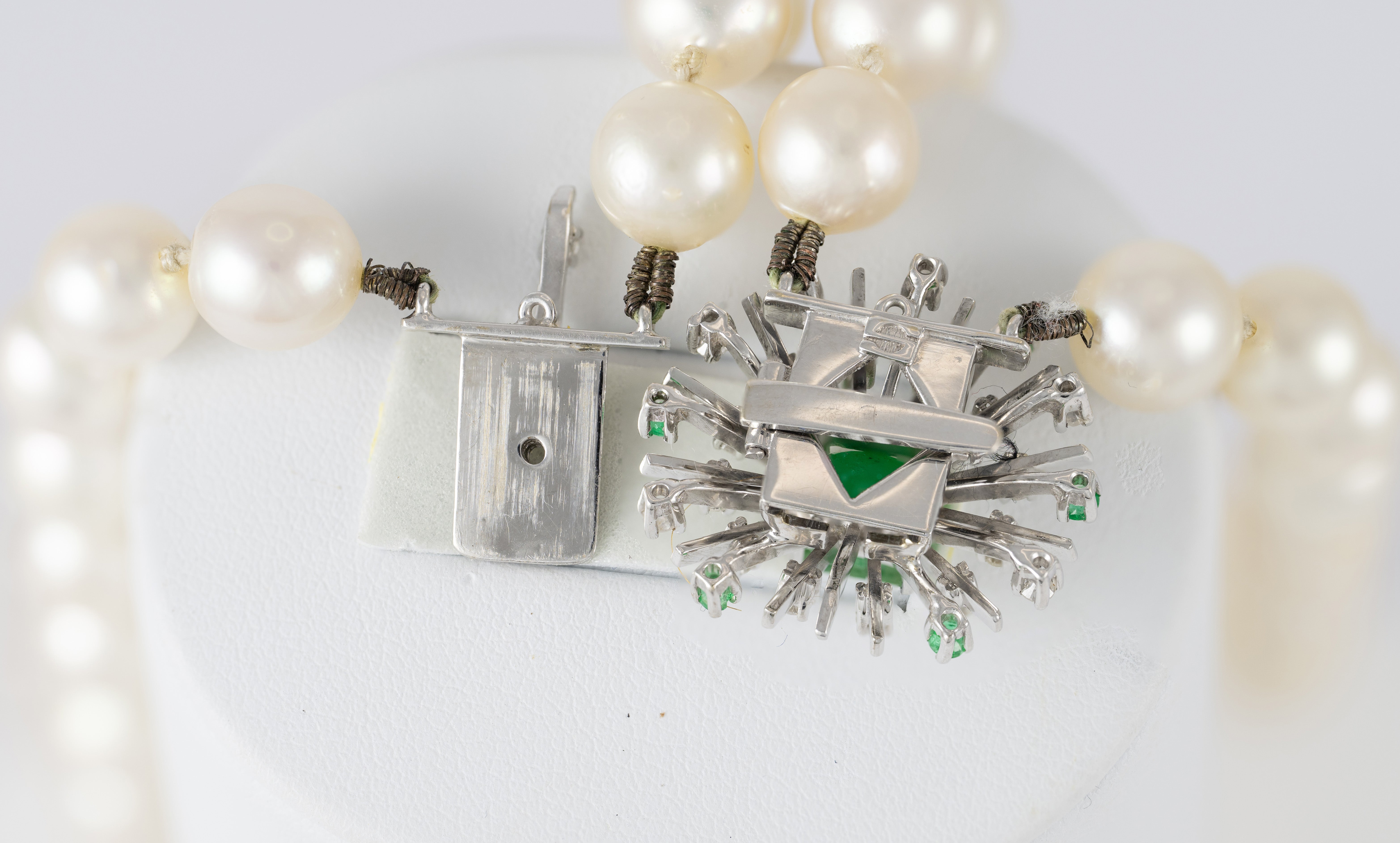 Collar antiguo de perlas con cierre en oro blanco 18k con brillantes y esmeraldas