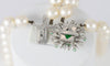 Collar antiguo de perlas con cierre en oro blanco 18k con brillantes y esmeraldas