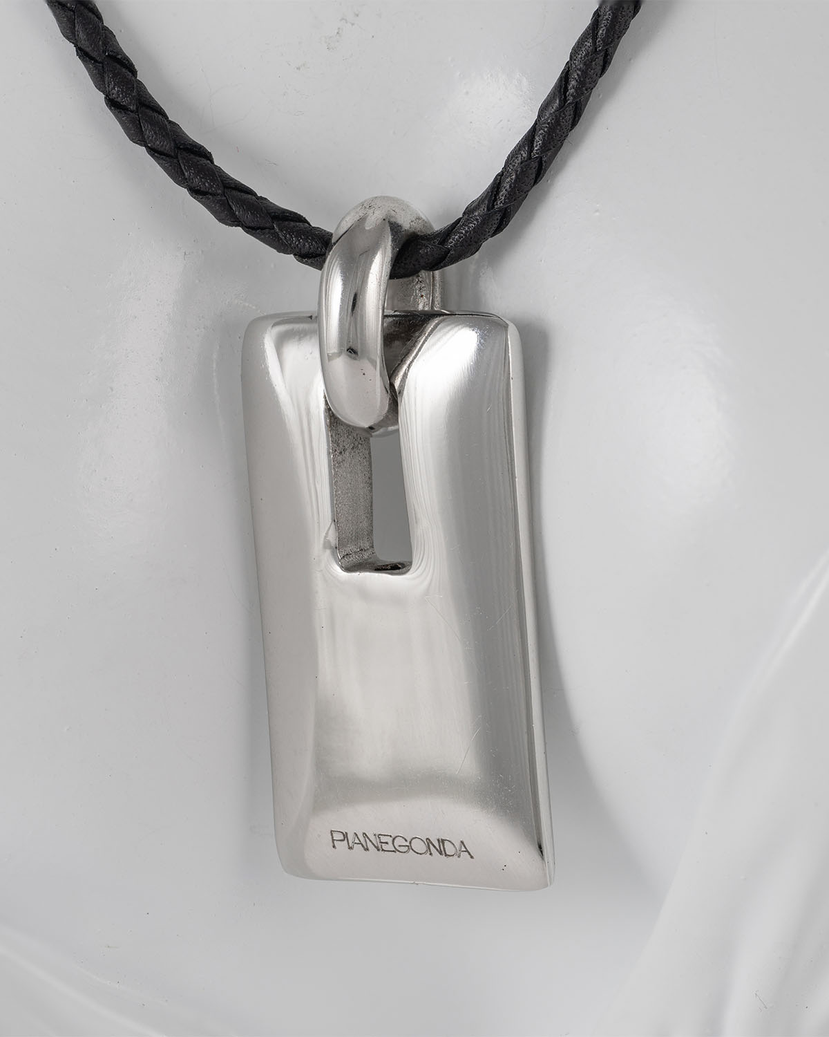 Colgante Pianegonda en plata 925 con cordón de cuero