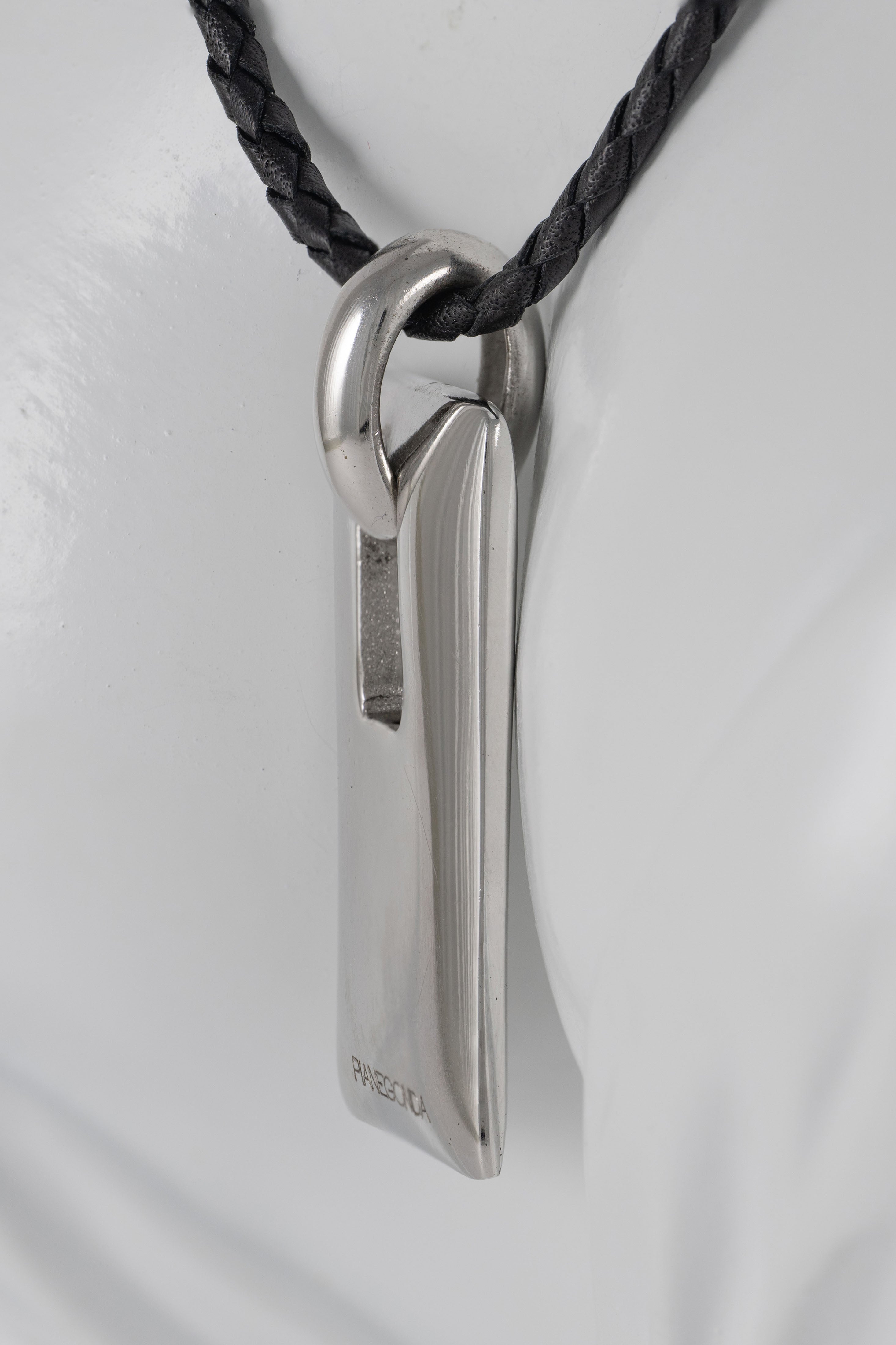 Colgante Pianegonda en plata 925 con cordón de cuero