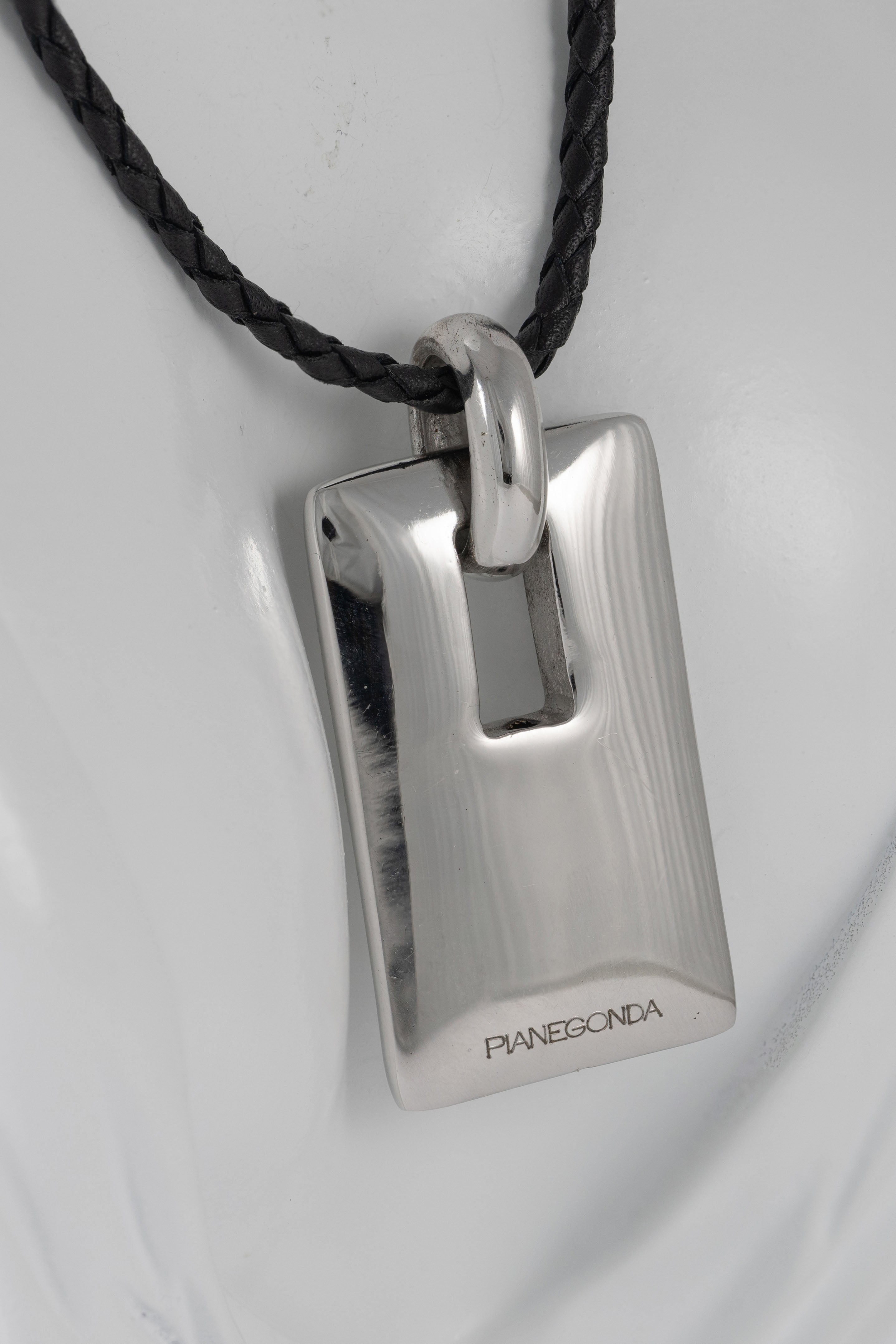 Colgante Pianegonda en plata 925 con cordón de cuero