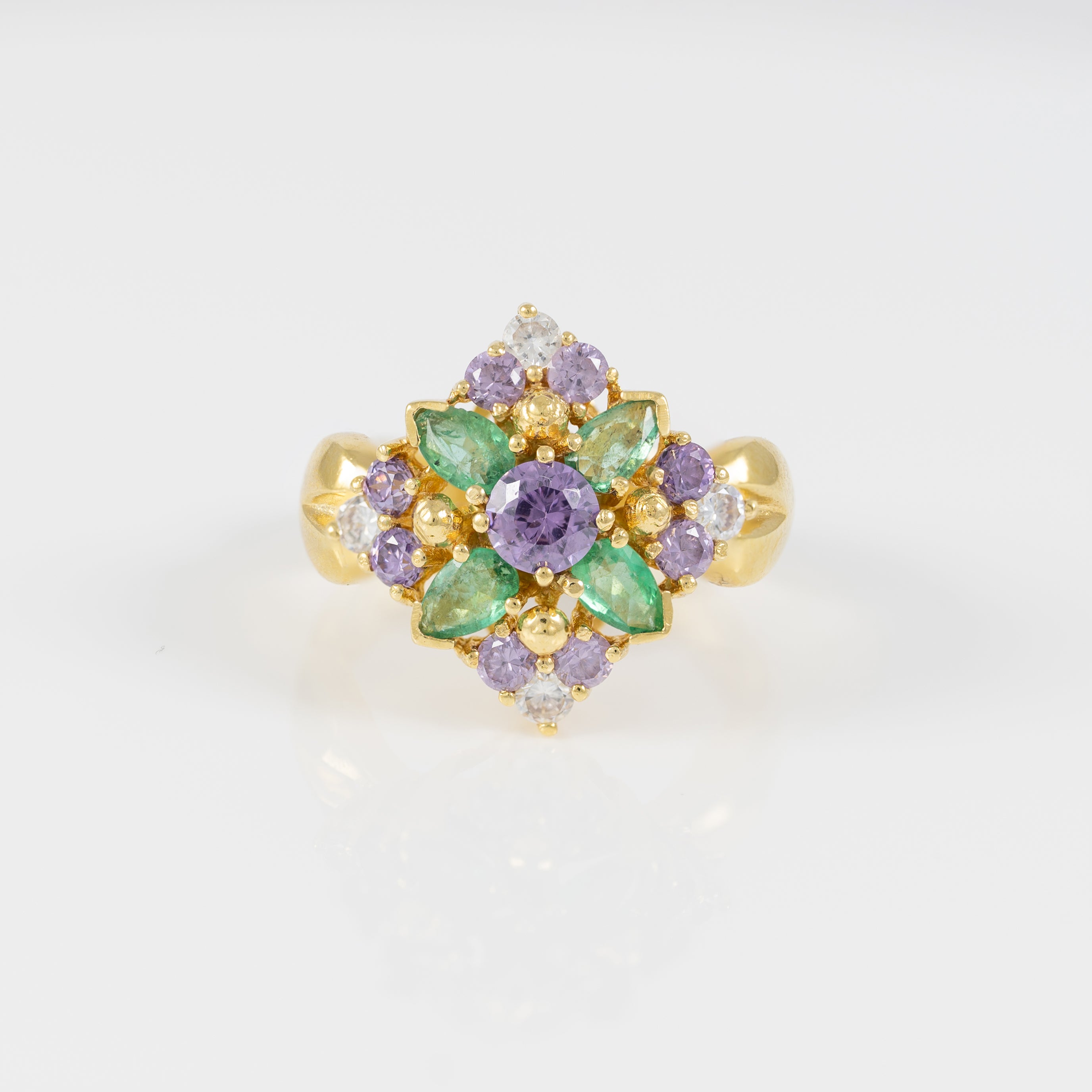 Conjunto Anillo y Pendientes en oro amarillo 18k con esmeraldas, amatistas y brillantes