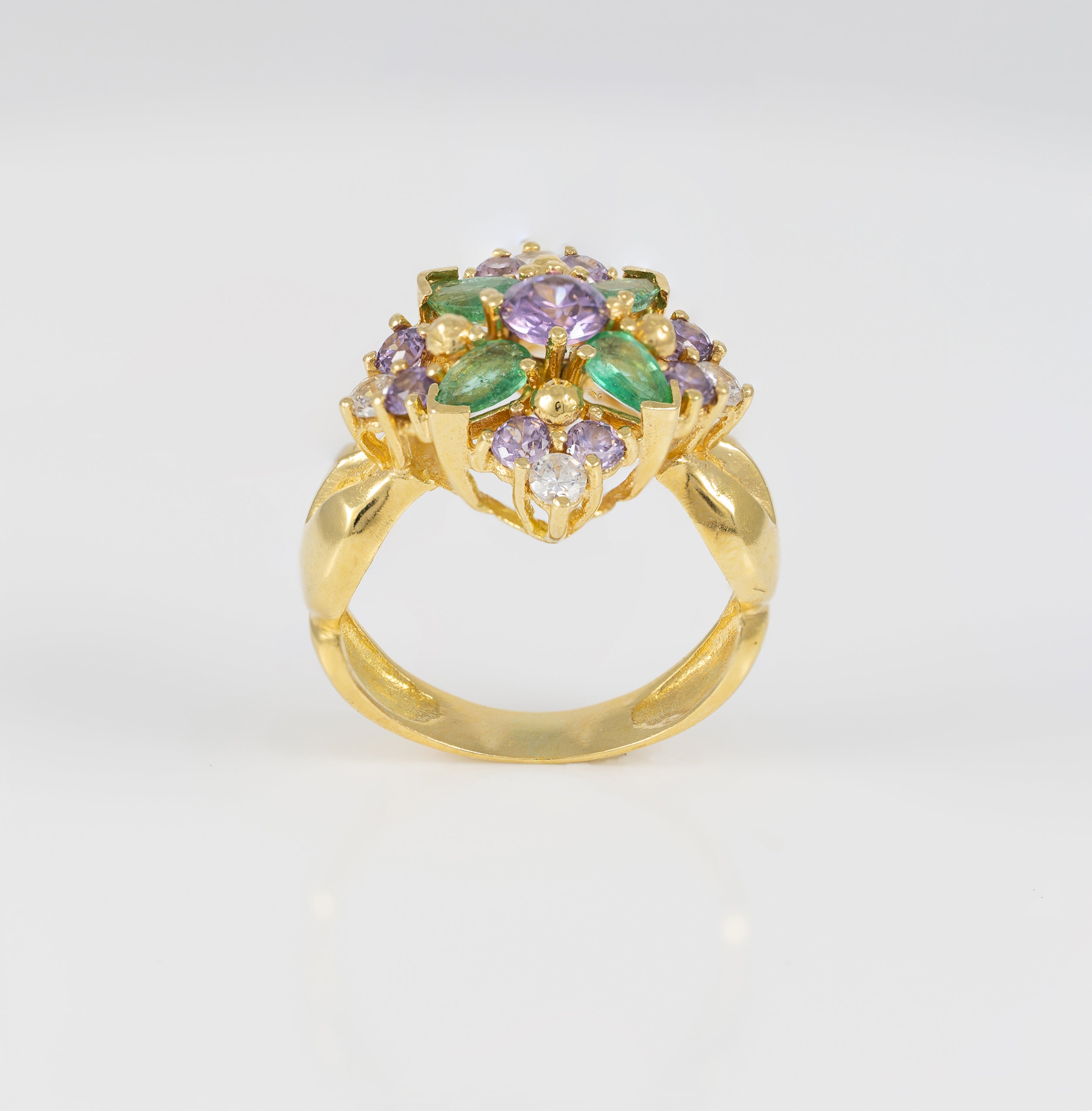 Conjunto Anillo y Pendientes en oro amarillo 18k con esmeraldas, amatistas y brillantes