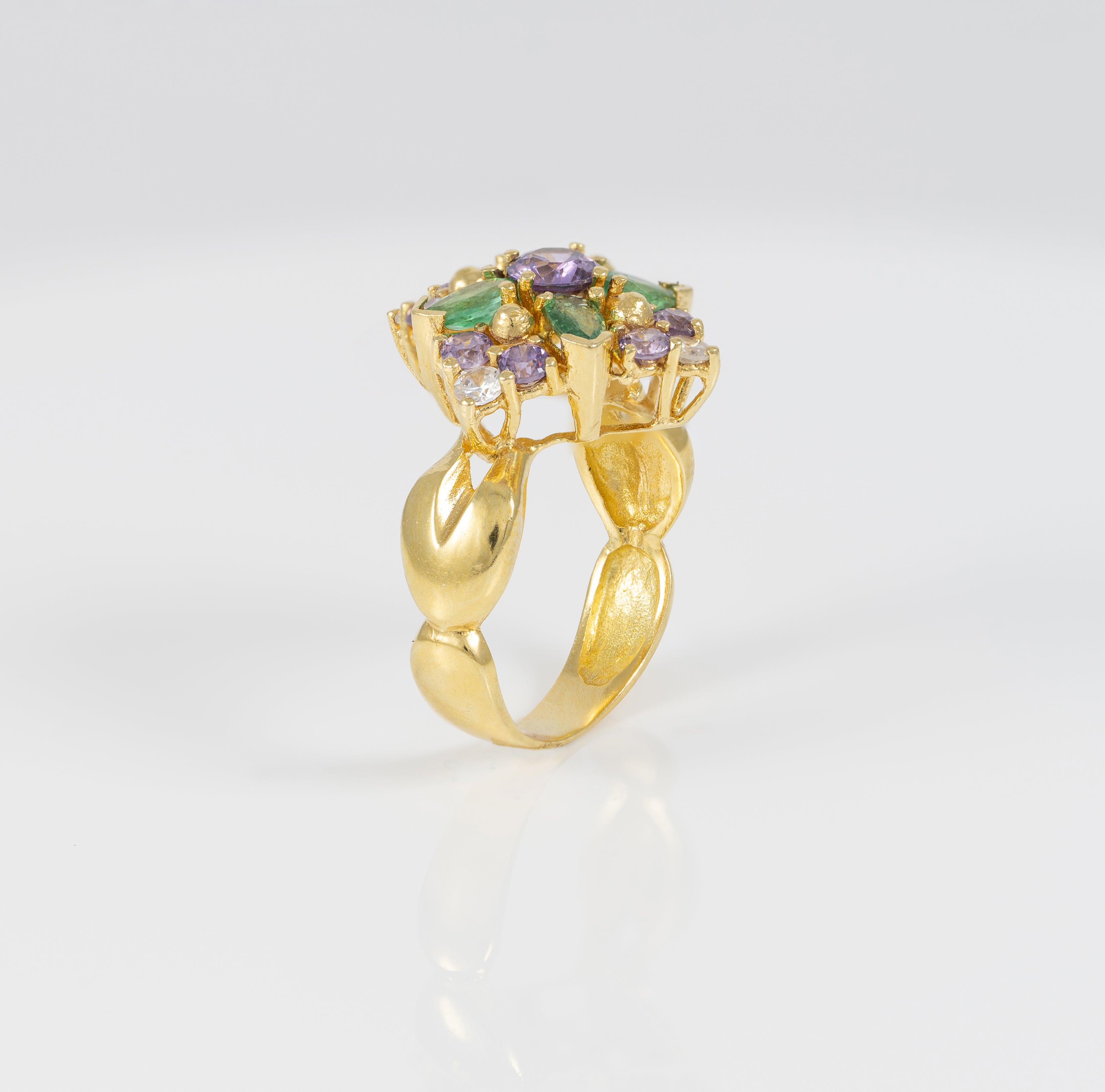 Conjunto Anillo y Pendientes en oro amarillo 18k con esmeraldas, amatistas y brillantes