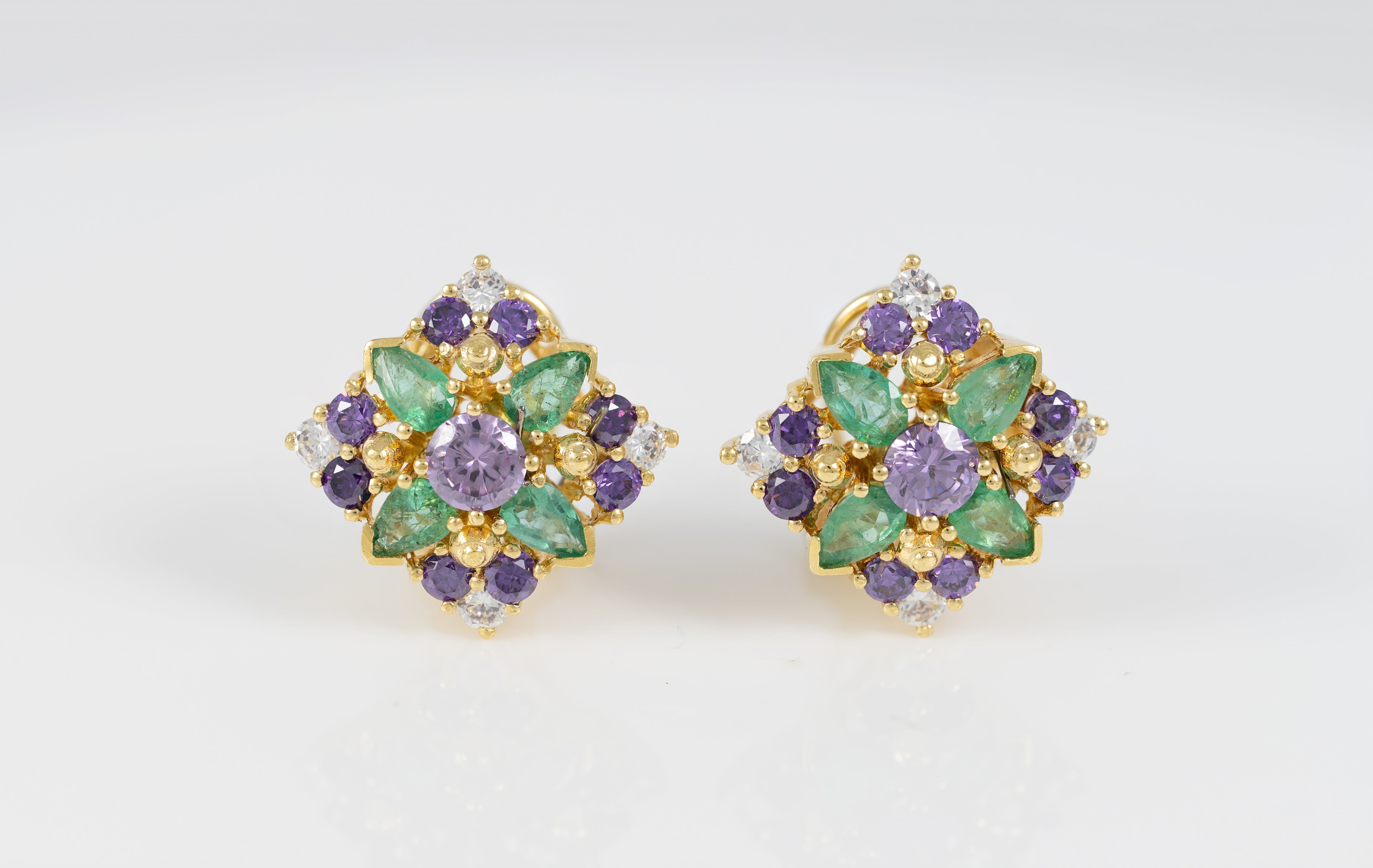 Conjunto Anillo y Pendientes en oro amarillo 18k con esmeraldas, amatistas y brillantes