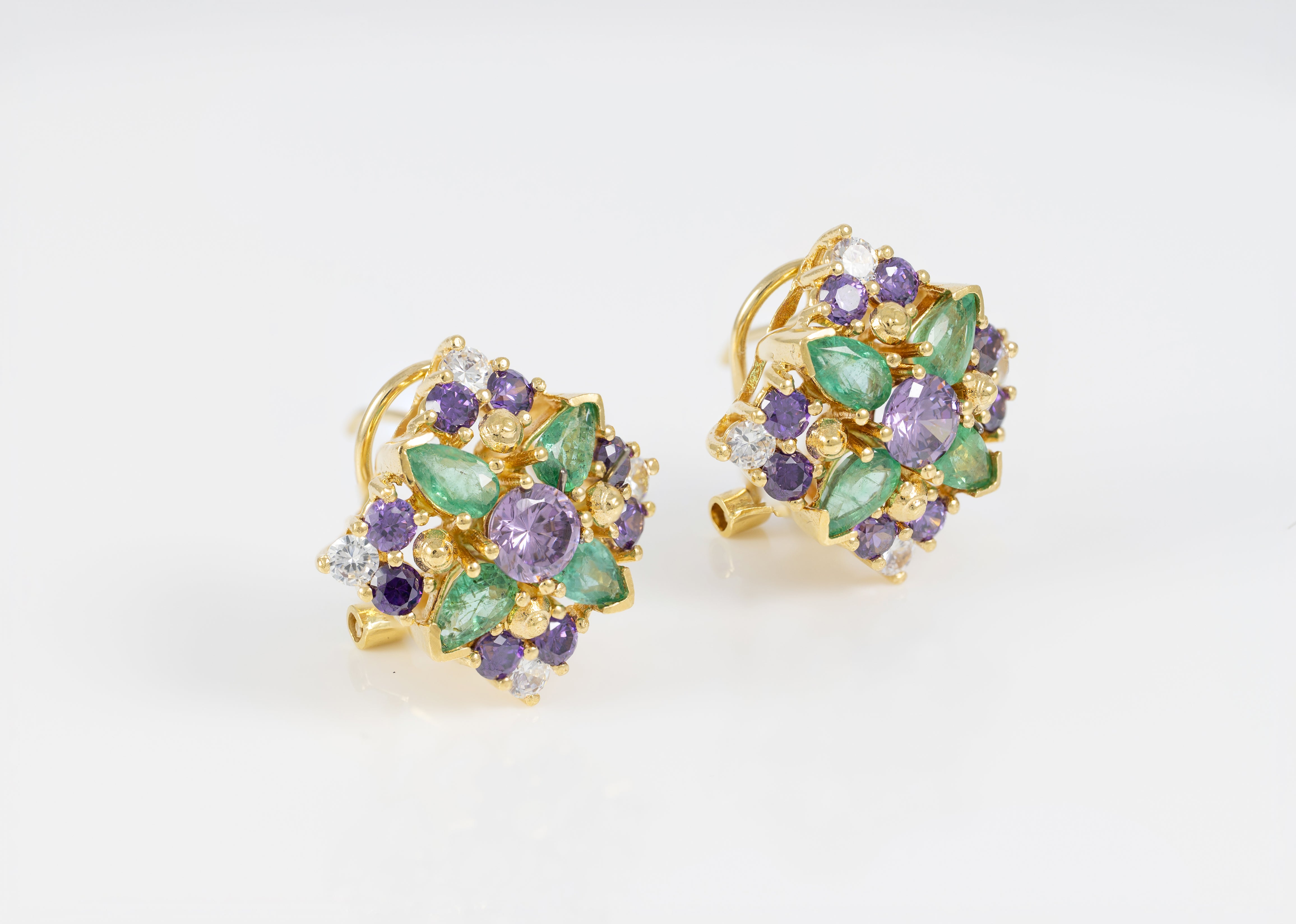 Conjunto Anillo y Pendientes en oro amarillo 18k con esmeraldas, amatistas y brillantes