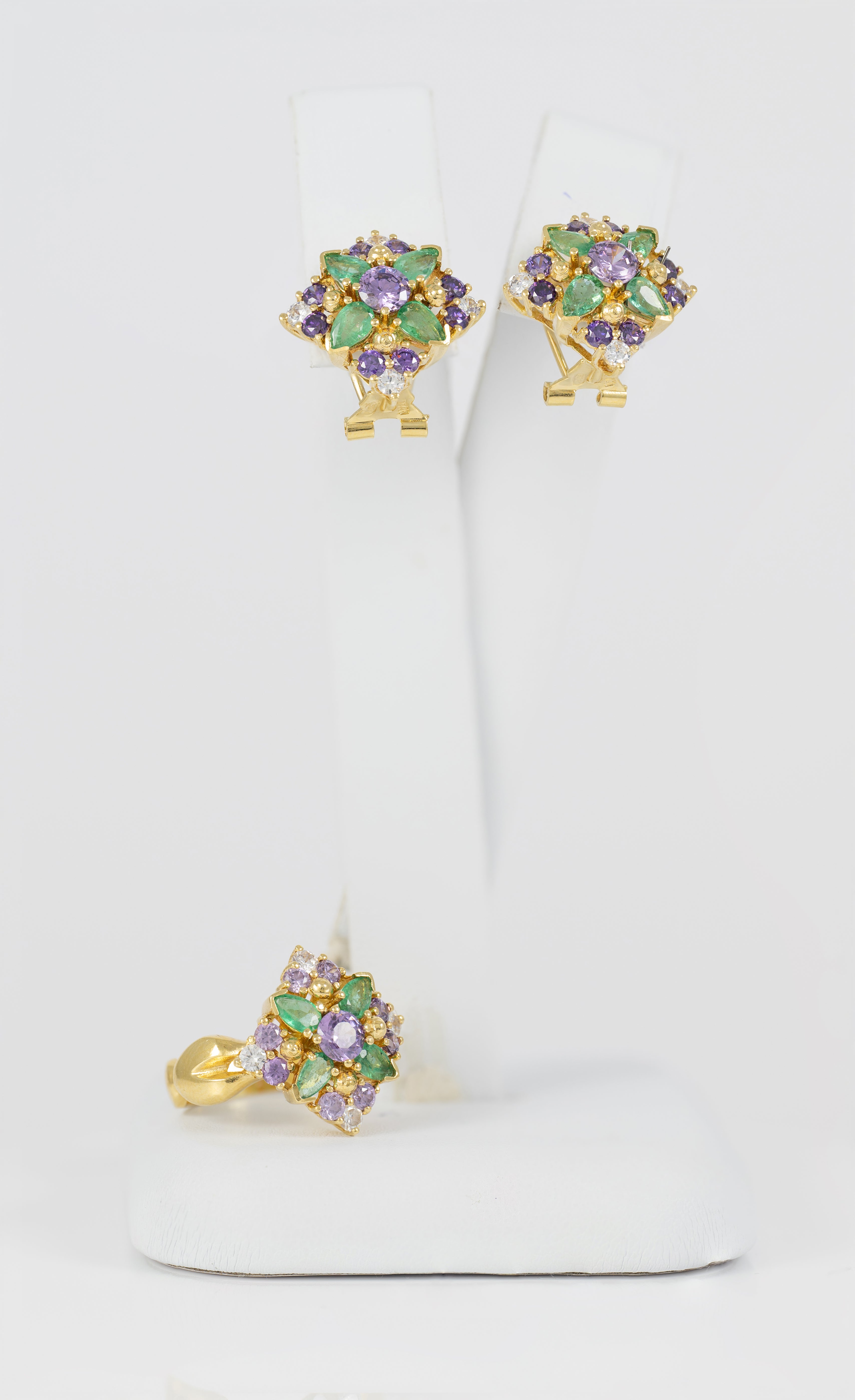 Conjunto Anillo y Pendientes en oro amarillo 18k con esmeraldas, amatistas y brillantes