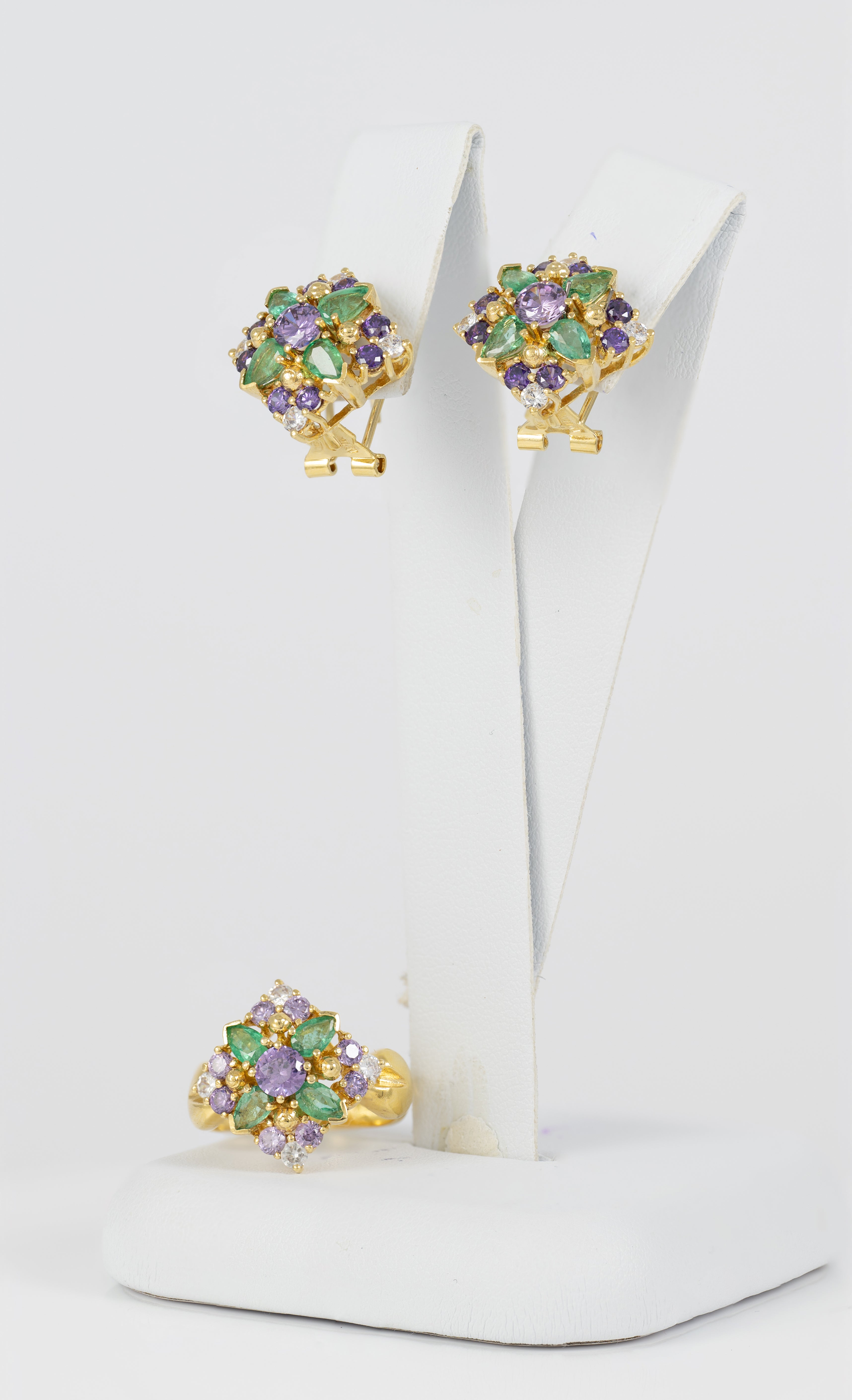 Conjunto Anillo y Pendientes en oro amarillo 18k con esmeraldas, amatistas y brillantes