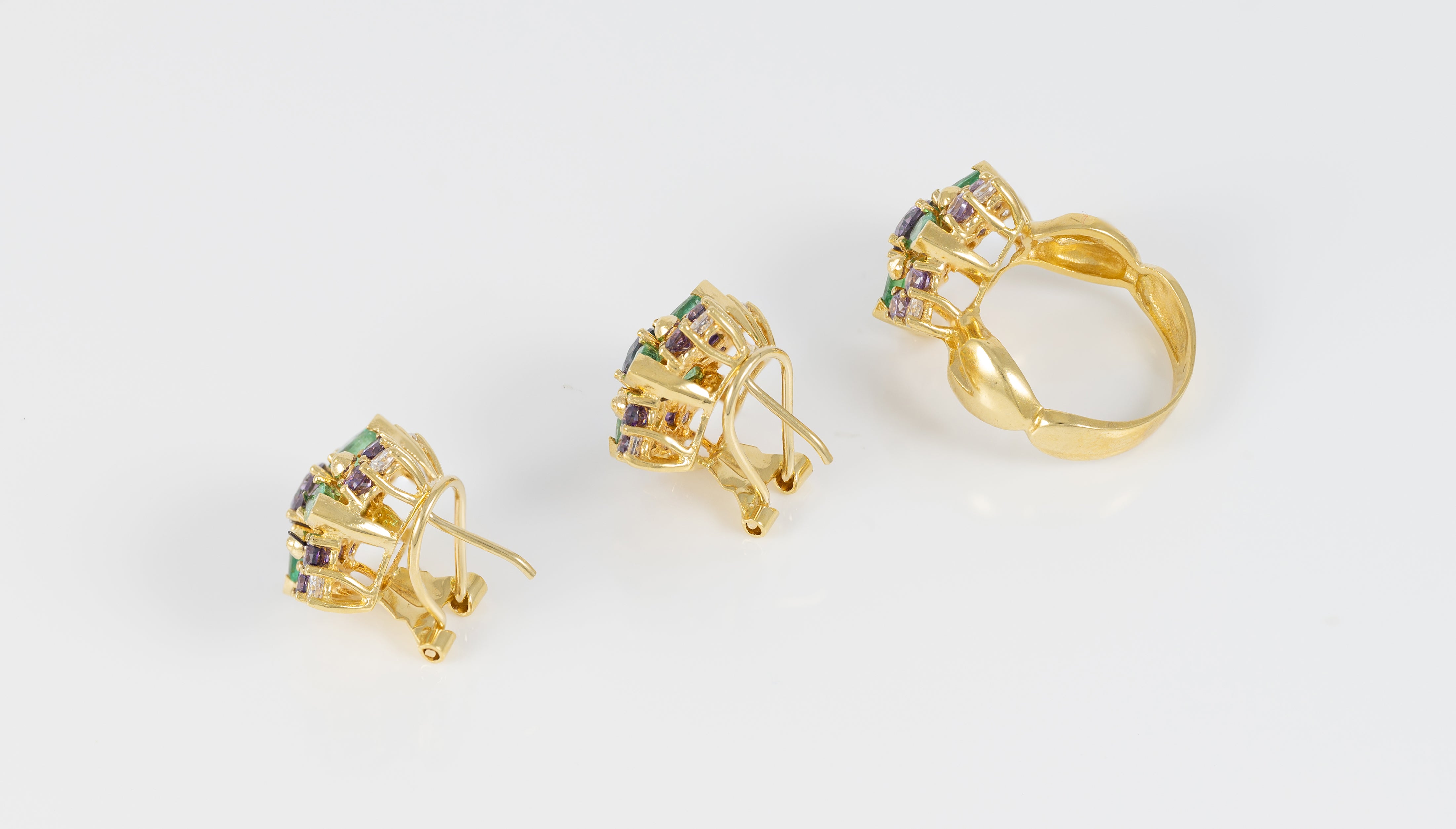 Conjunto Anillo y Pendientes en oro amarillo 18k con esmeraldas, amatistas y brillantes