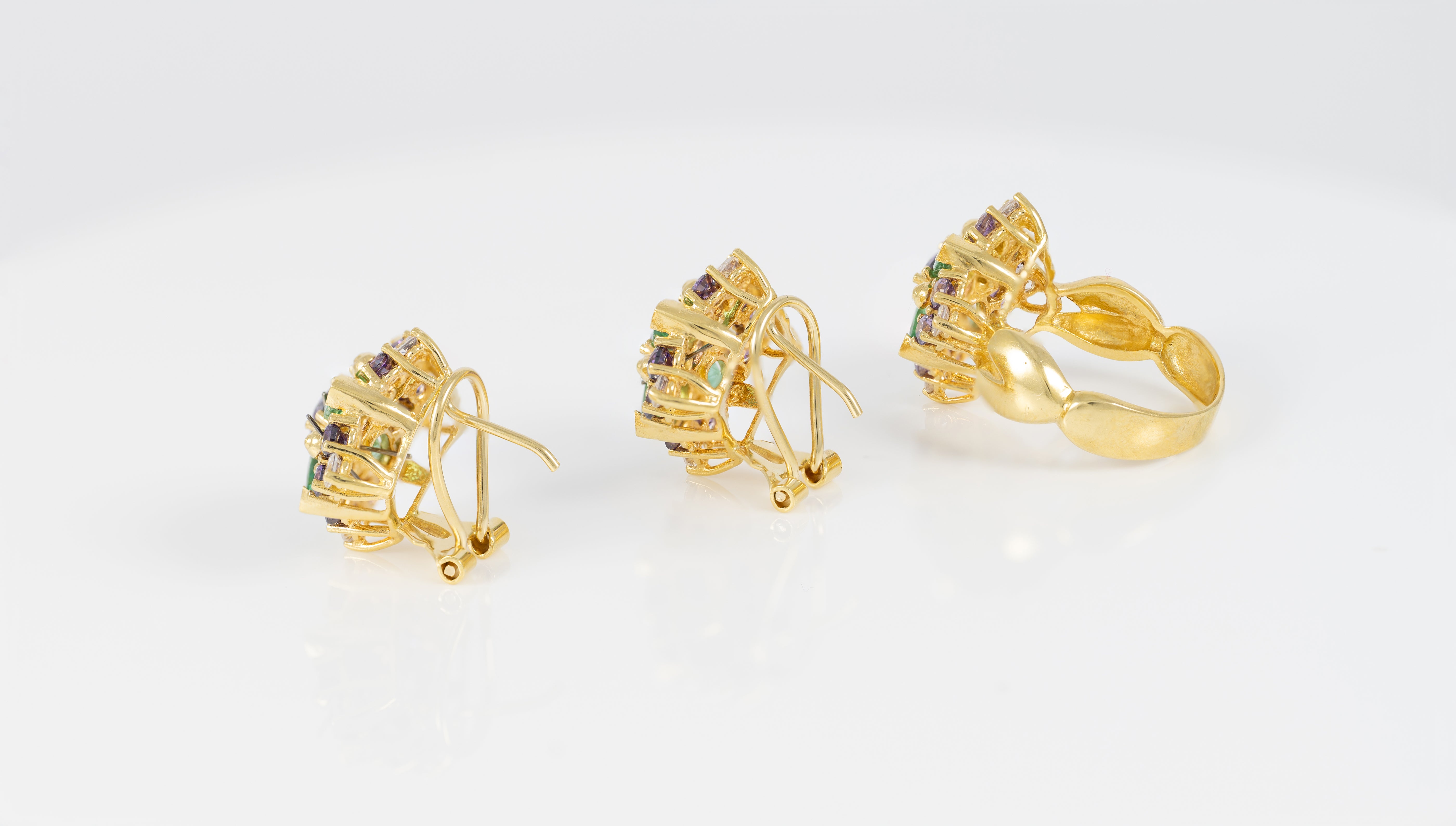 Conjunto Anillo y Pendientes en oro amarillo 18k con esmeraldas, amatistas y brillantes