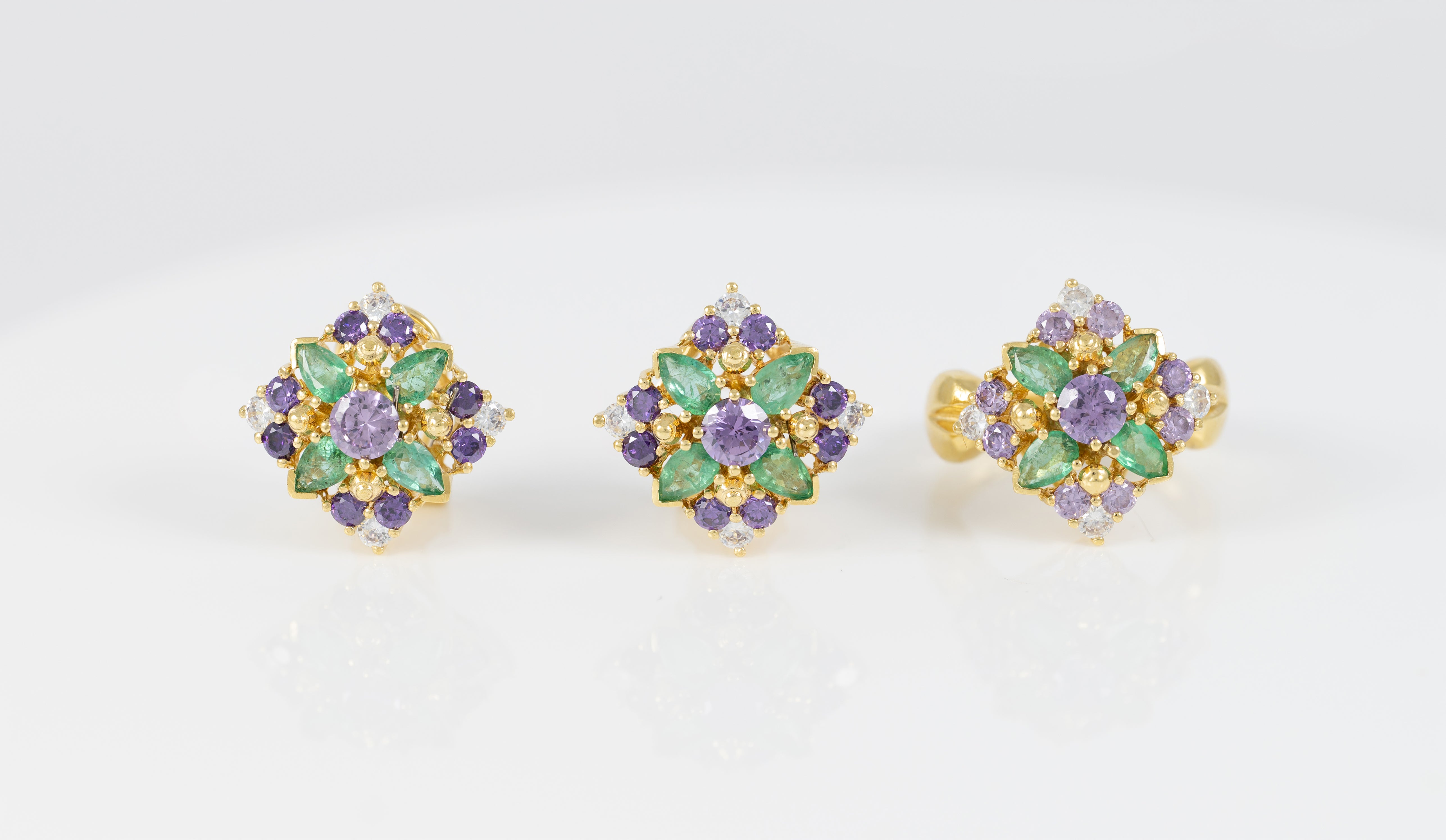 Conjunto Anillo y Pendientes en oro amarillo 18k con esmeraldas, amatistas y brillantes