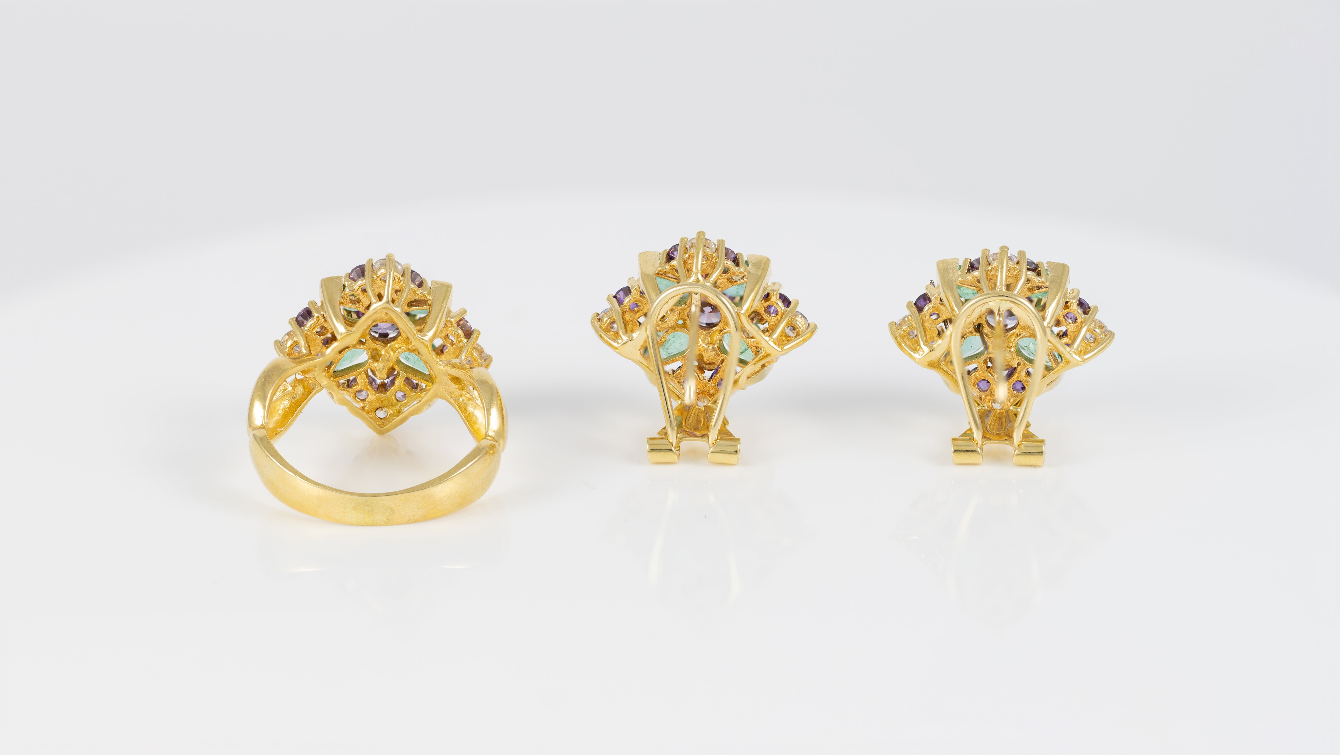 Conjunto Anillo y Pendientes en oro amarillo 18k con esmeraldas, amatistas y brillantes