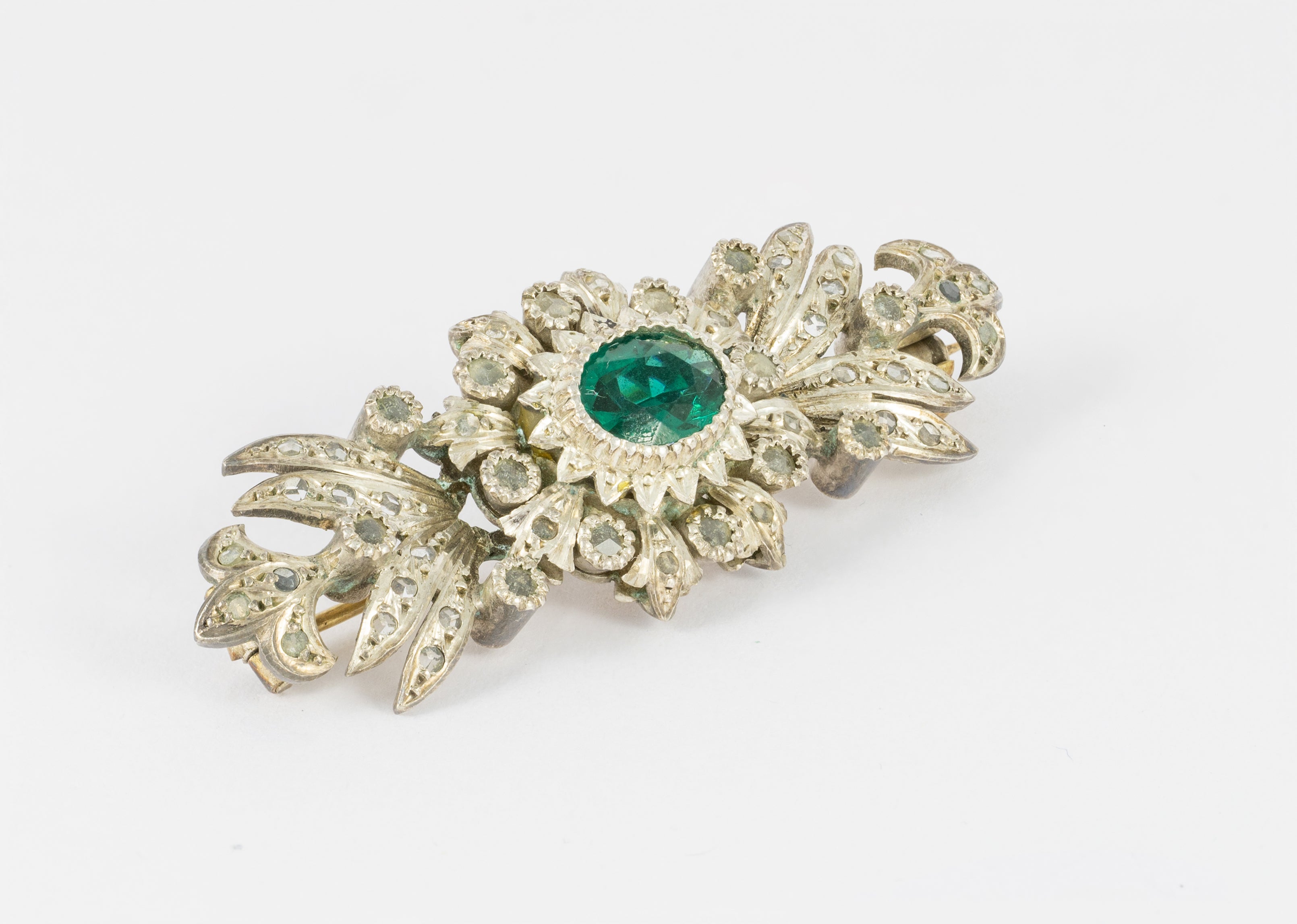 Conjunto broche pendientes y anillo en oro amarillo 18k y plata