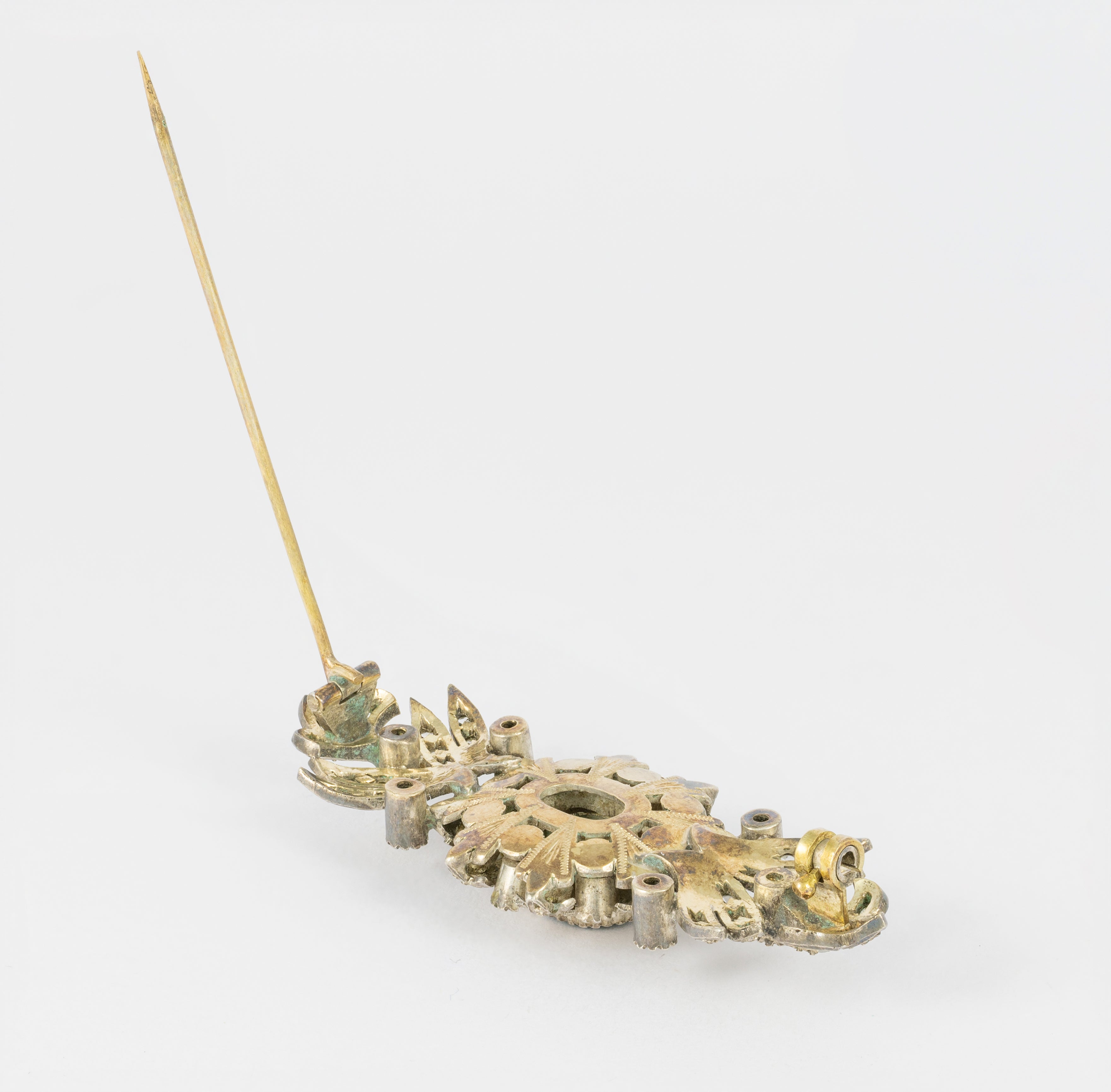 Conjunto broche pendientes y anillo en oro amarillo 18k y plata