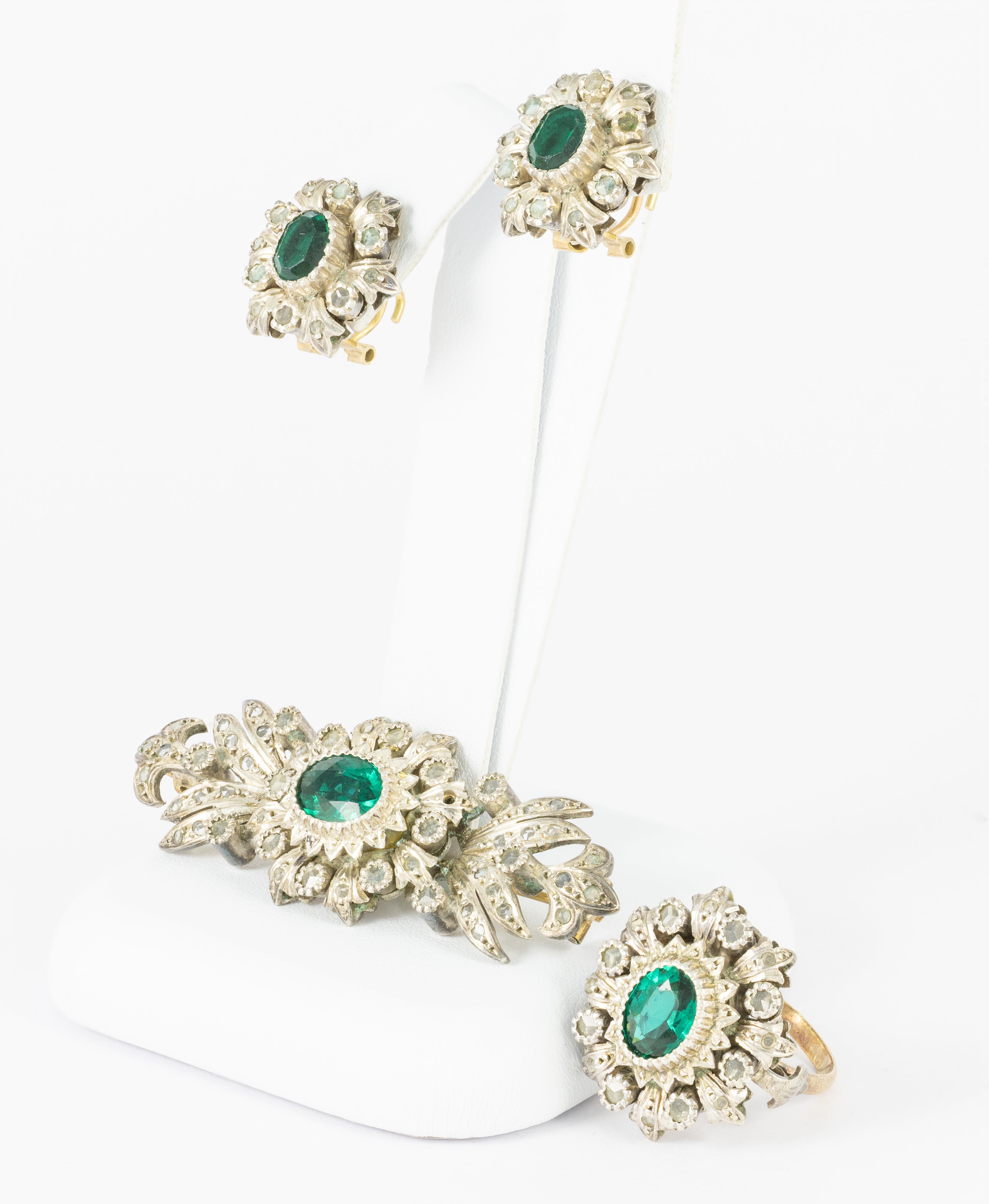 Conjunto broche pendientes y anillo en oro amarillo 18k y plata