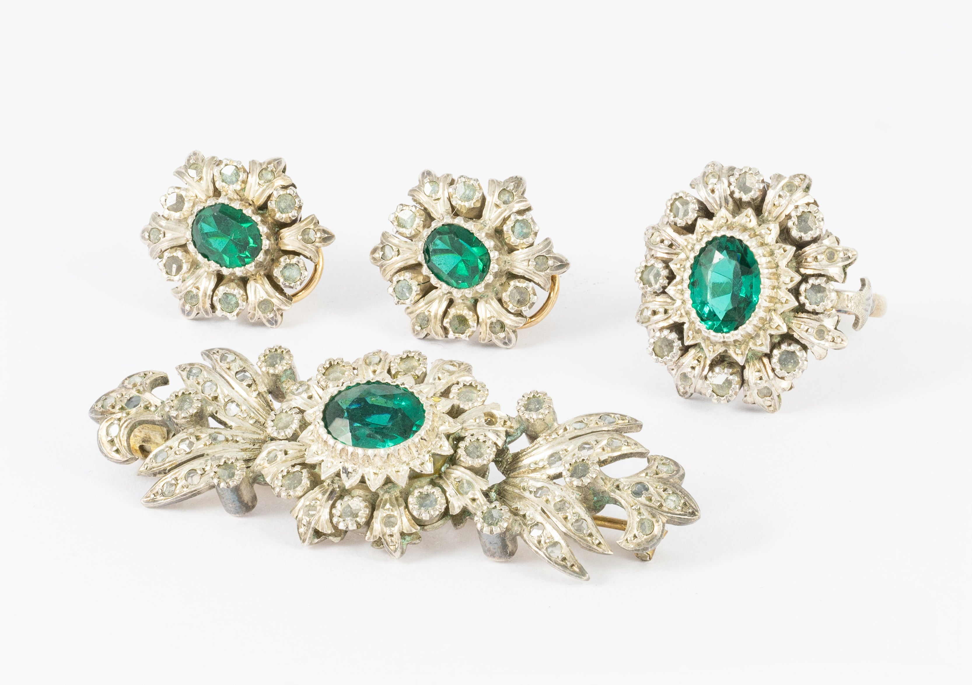 Conjunto broche pendientes y anillo en oro amarillo 18k y plata