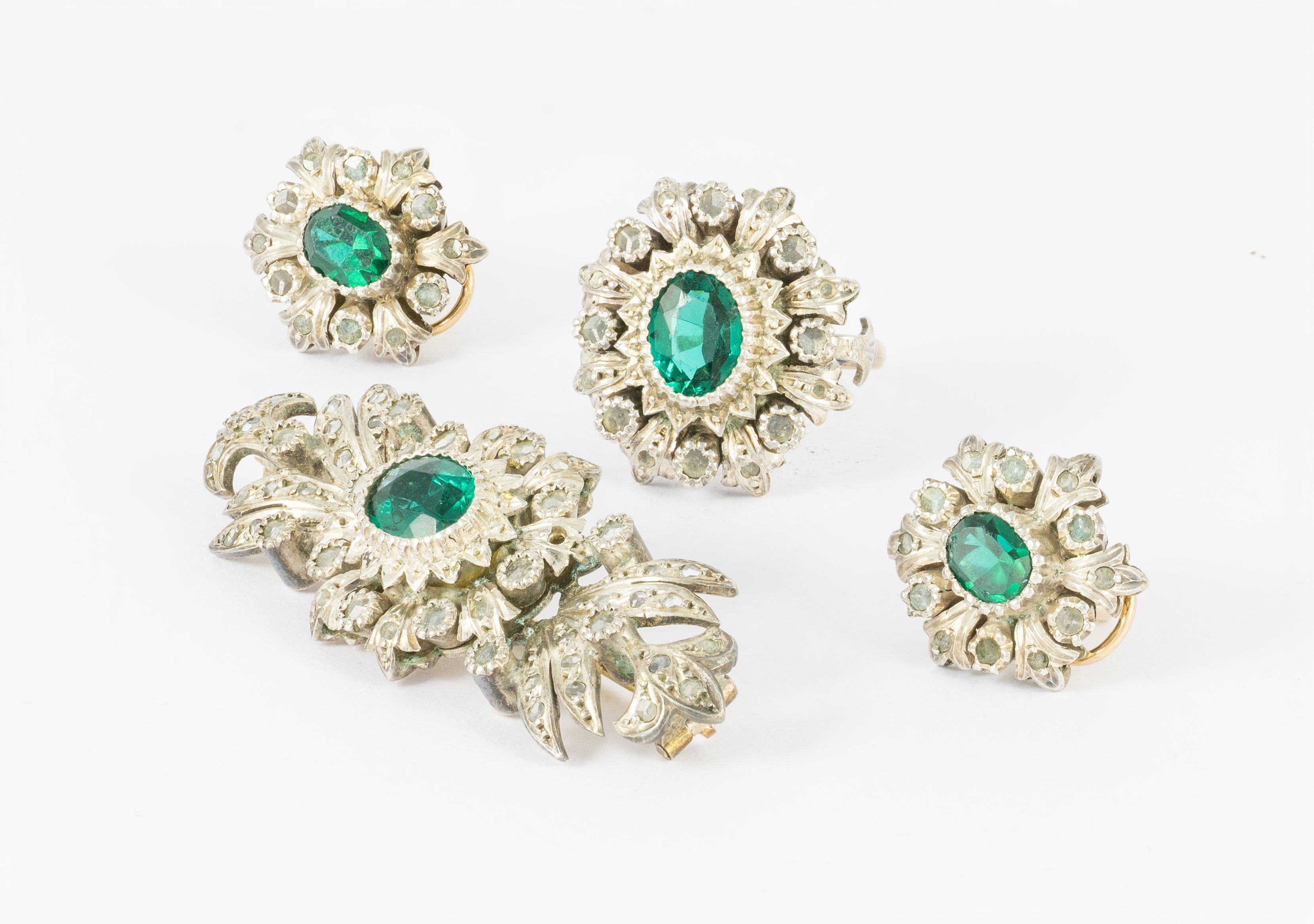 Conjunto broche pendientes y anillo en oro amarillo 18k y plata