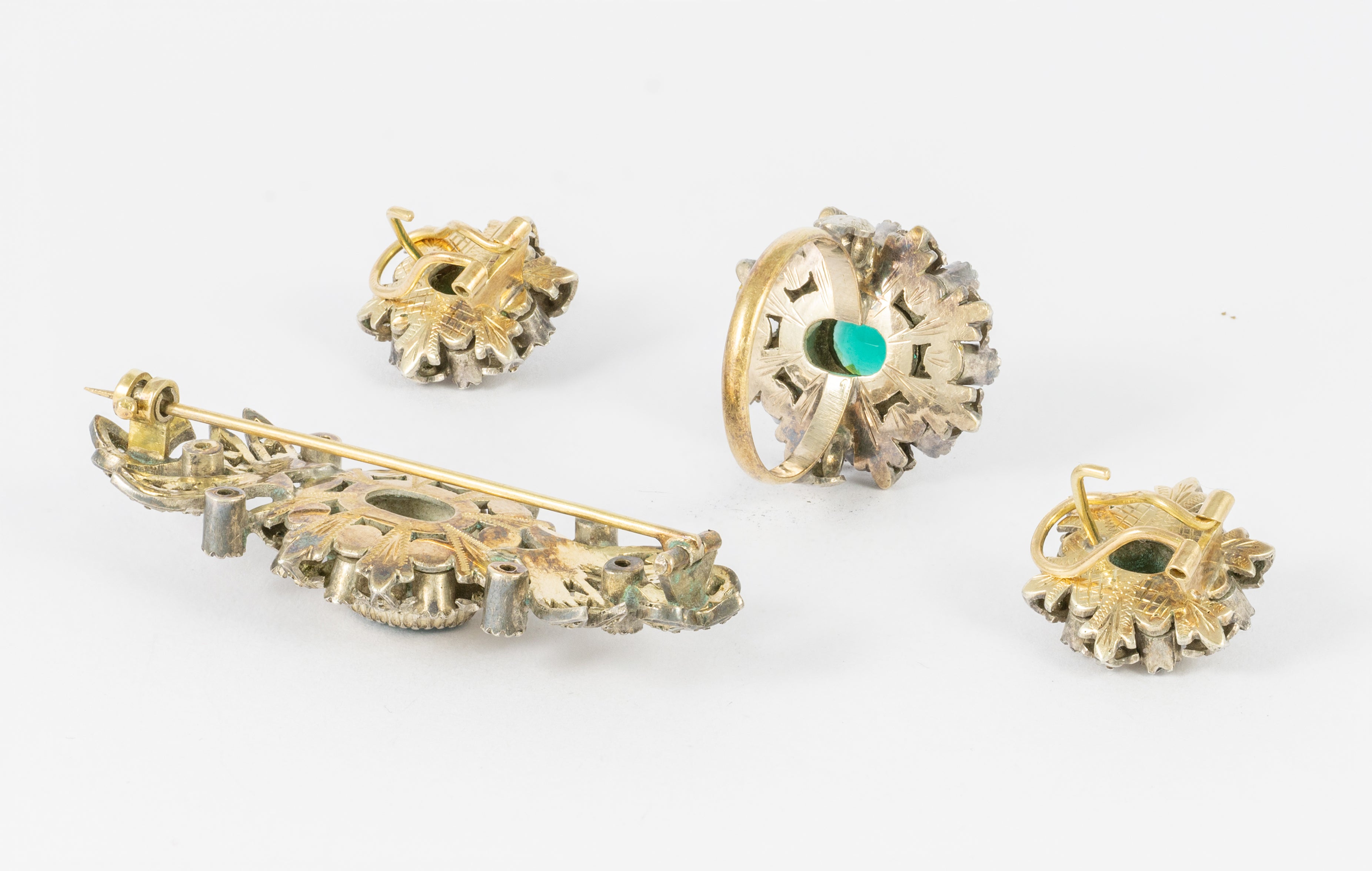 Conjunto broche pendientes y anillo en oro amarillo 18k y plata