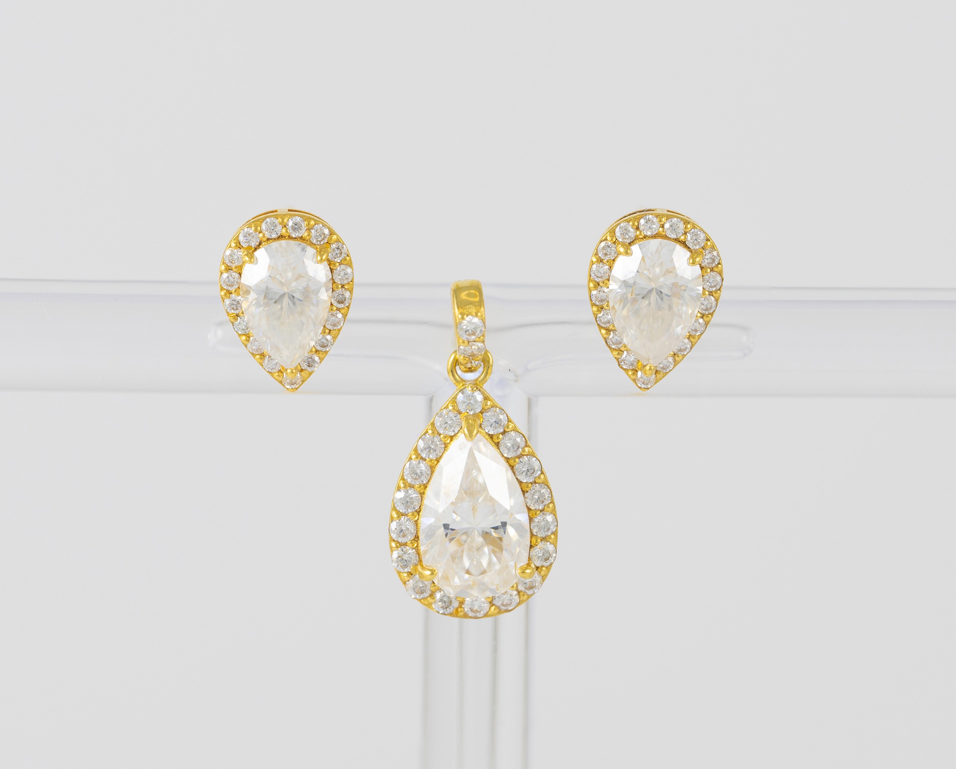 Conjunto de Colgante y Pendientes en oro amarillo 18k y moissanitas