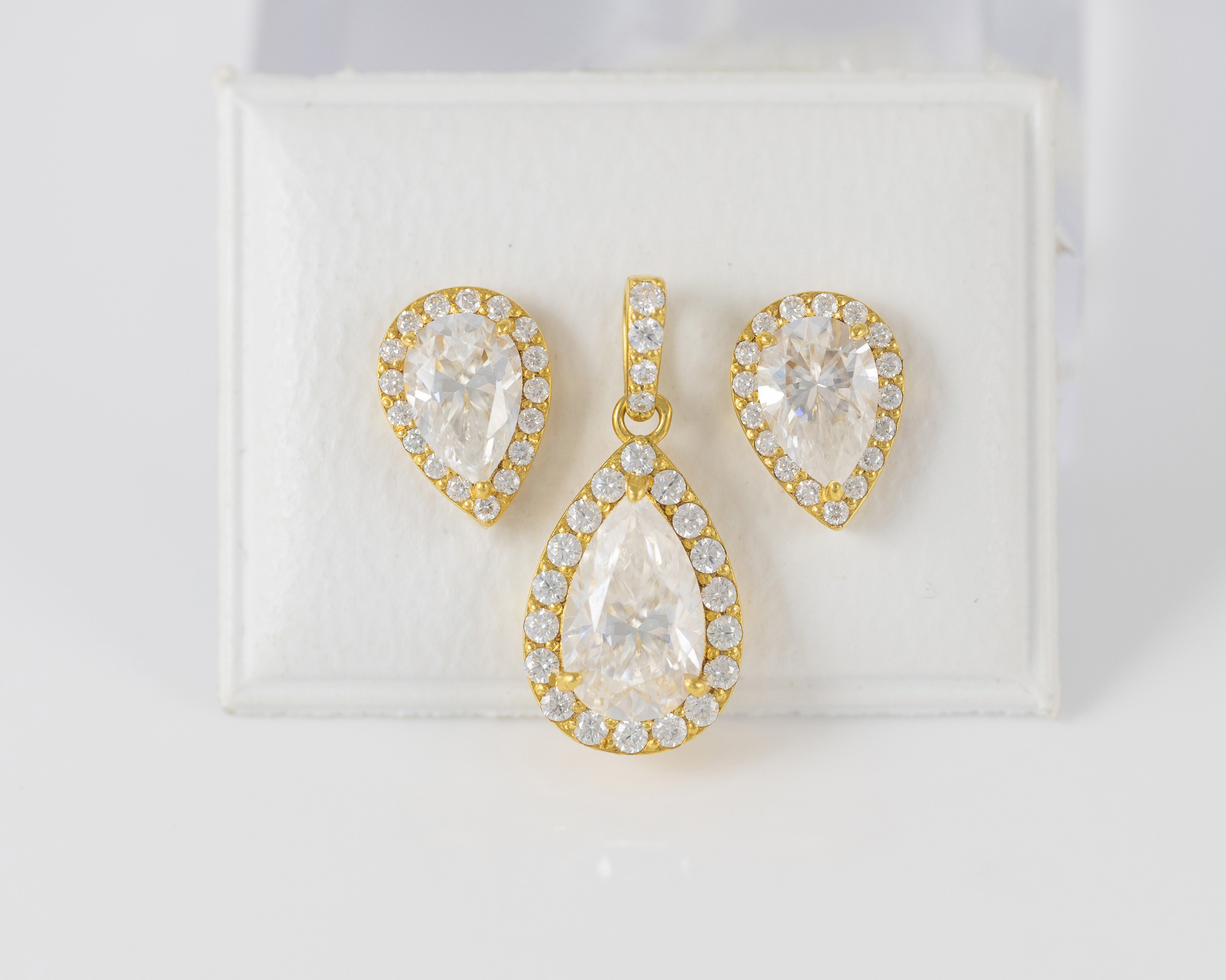 Conjunto de Colgante y Pendientes en oro amarillo 18k y moissanitas