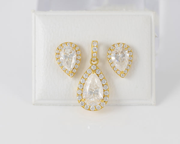 Conjunto de Colgante y Pendientes en oro amarillo 18k y moissanitas