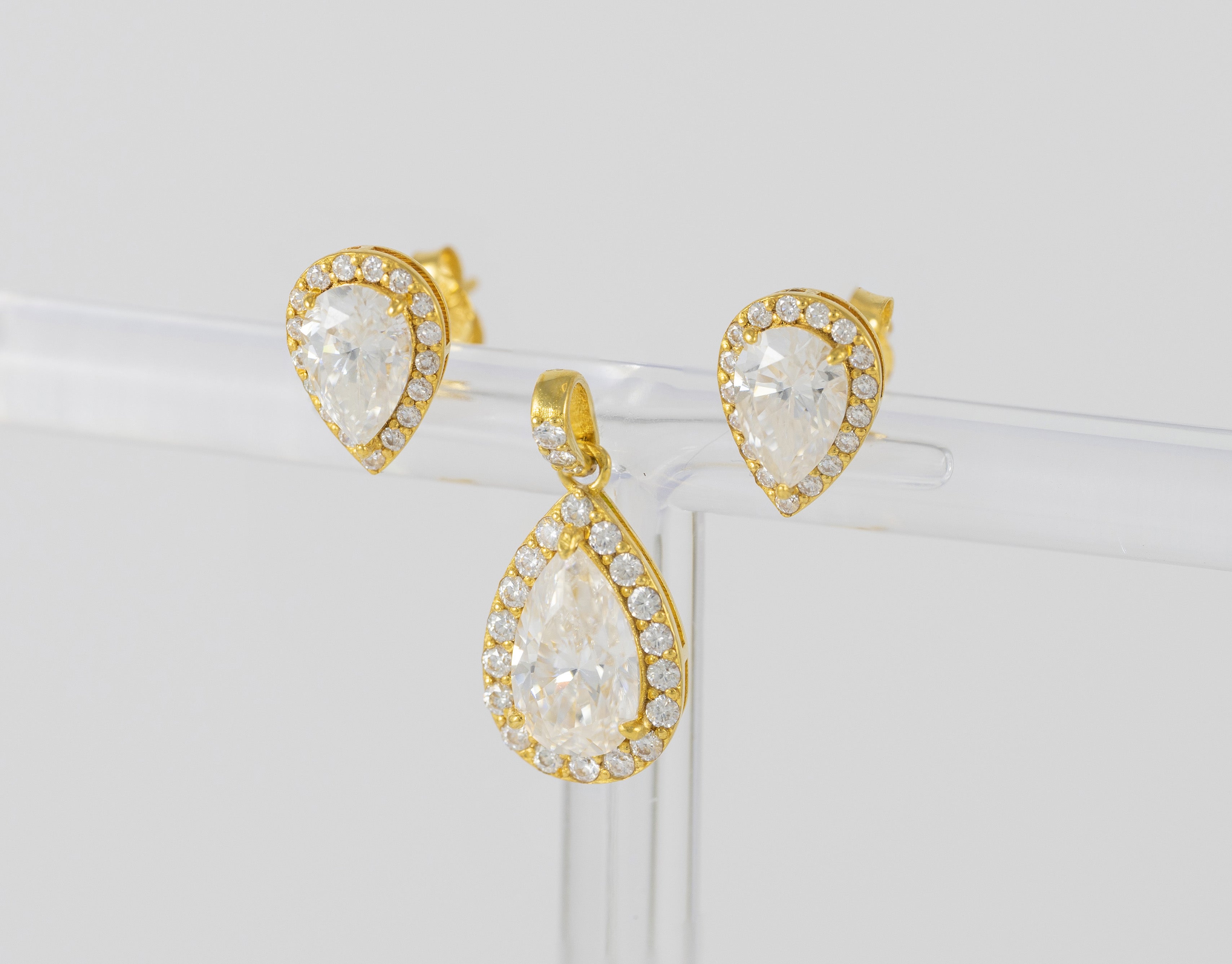 Conjunto de Colgante y Pendientes en oro amarillo 18k y moissanitas