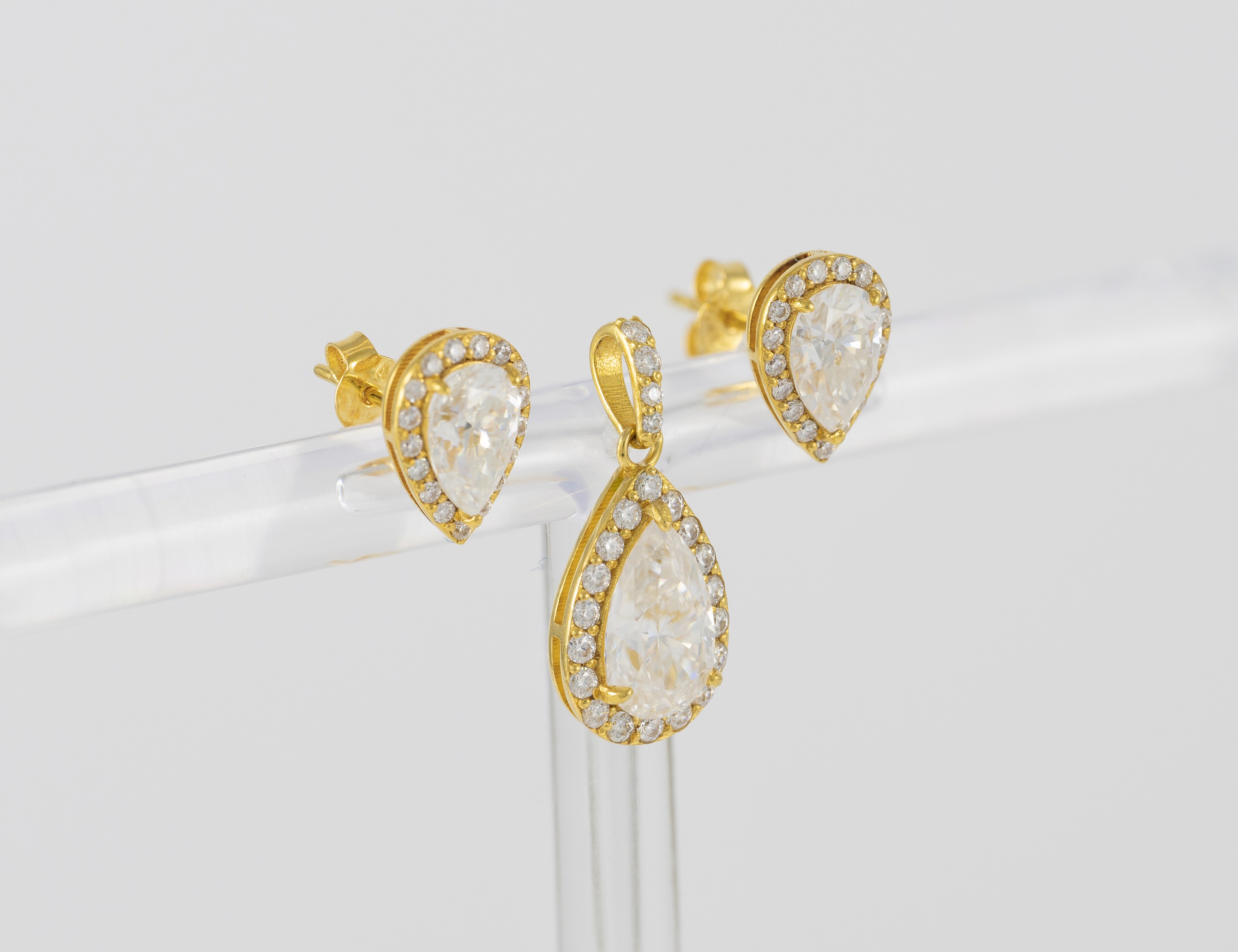 Conjunto de Colgante y Pendientes en oro amarillo 18k y moissanitas