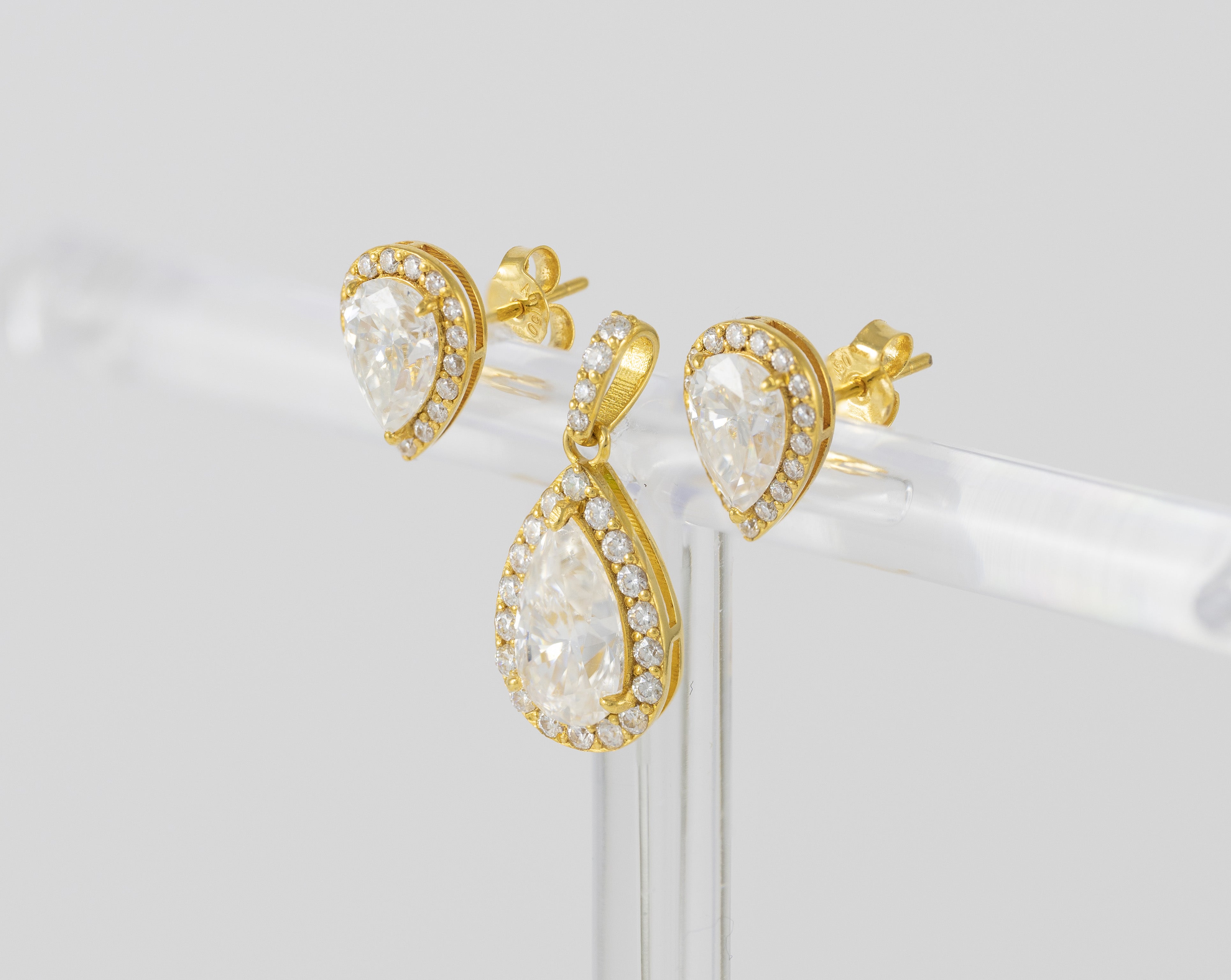 Conjunto de Colgante y Pendientes en oro amarillo 18k y moissanitas