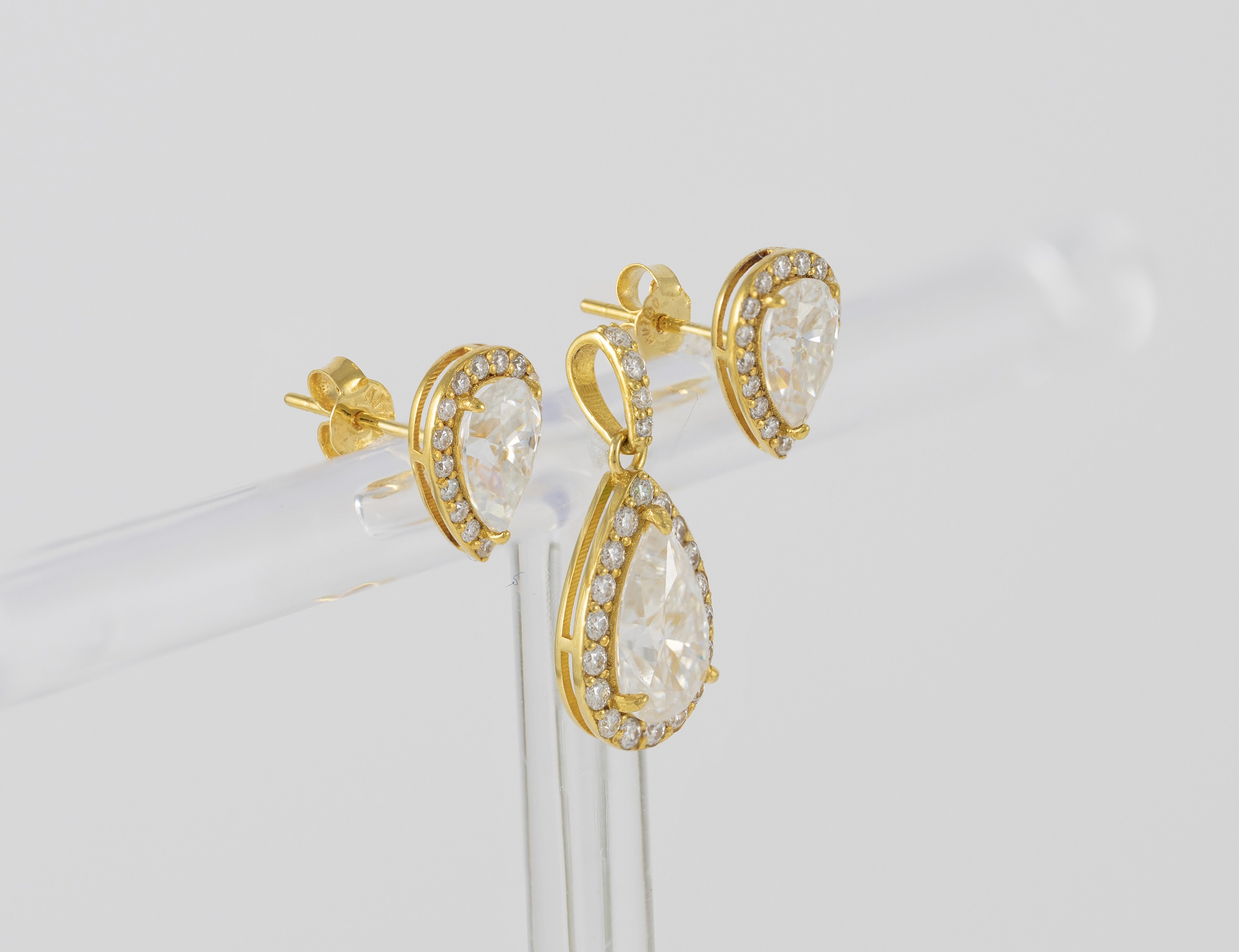 Conjunto de Colgante y Pendientes en oro amarillo 18k y moissanitas