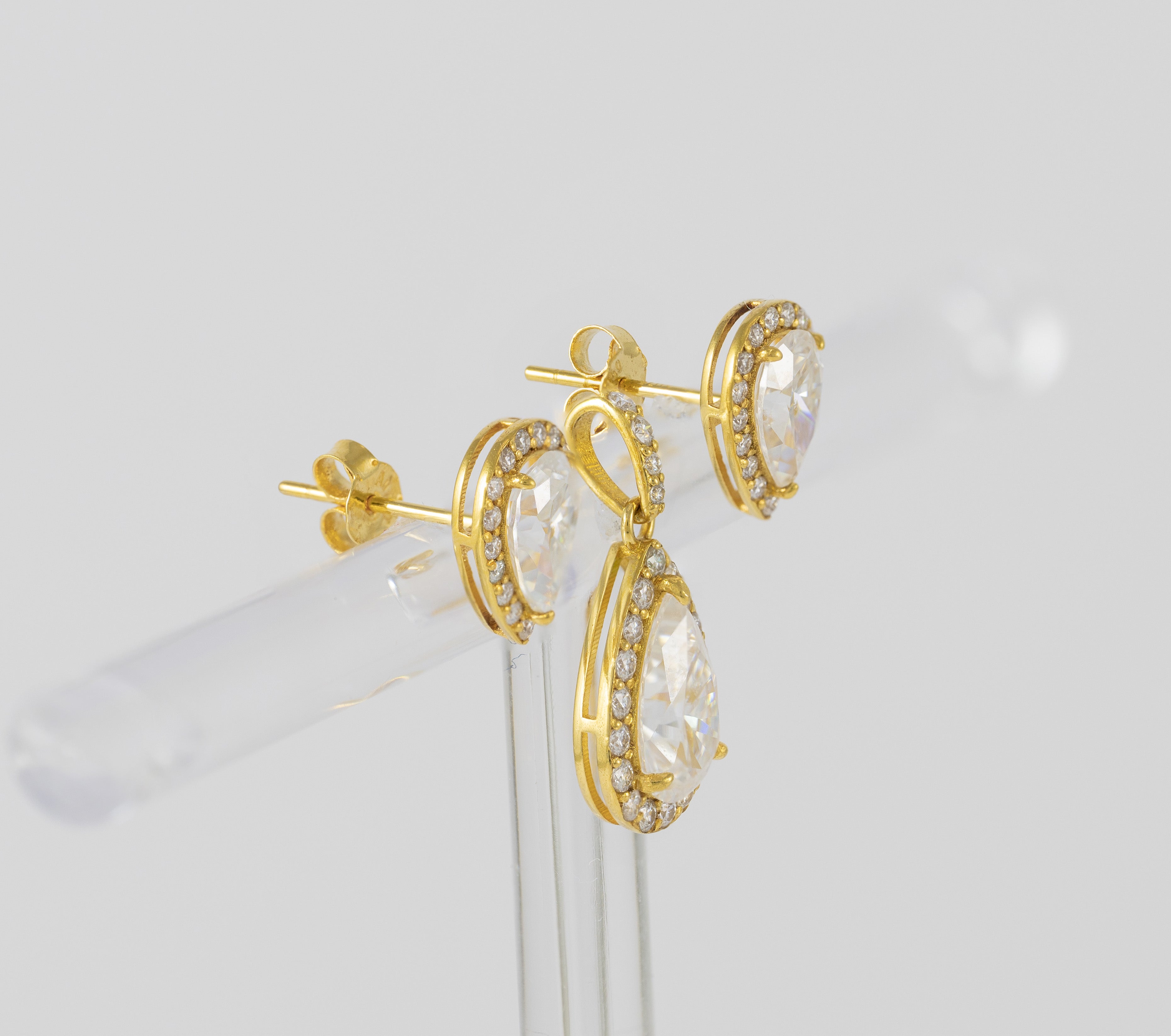 Conjunto de Colgante y Pendientes en oro amarillo 18k y moissanitas