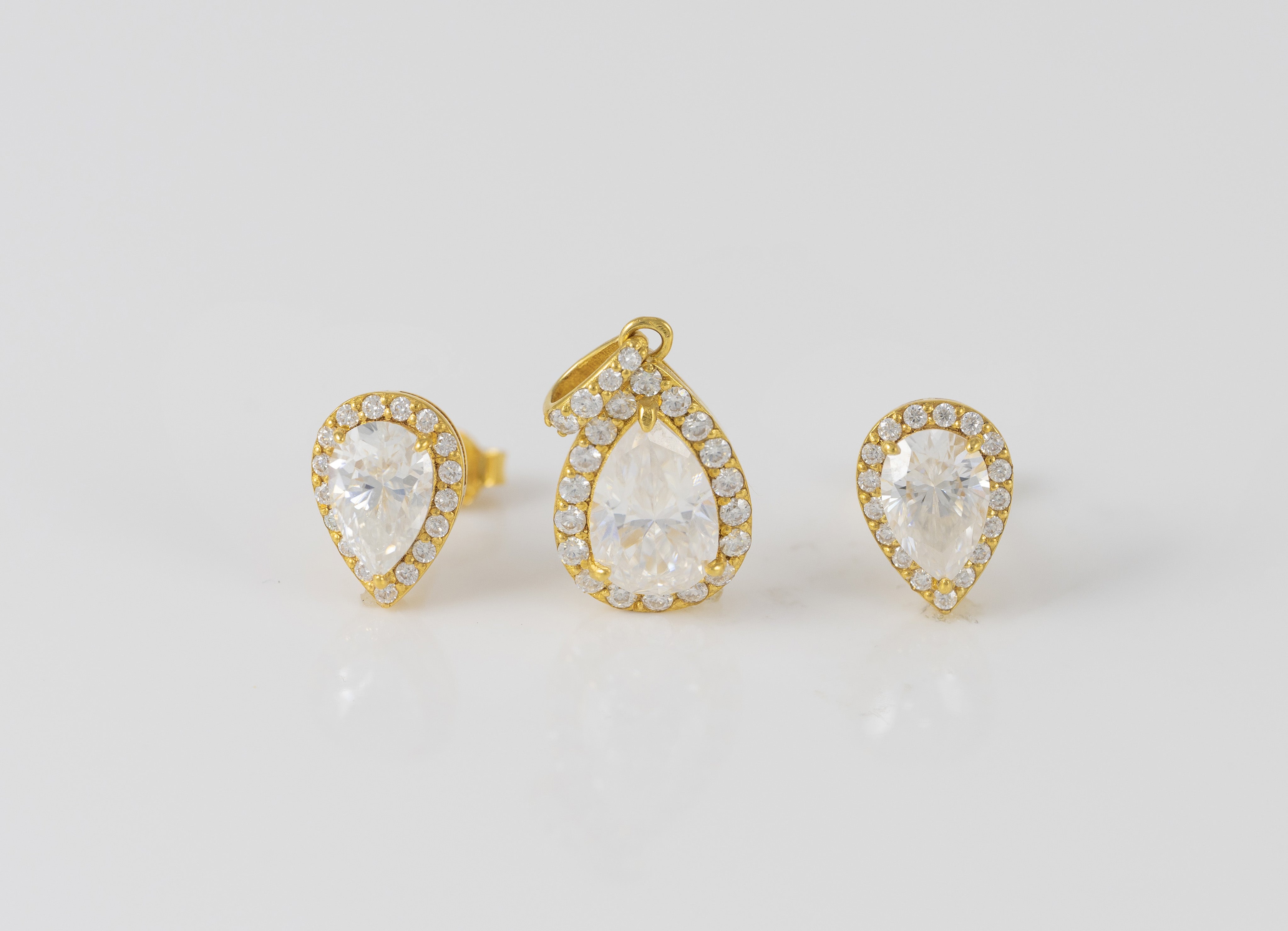 Conjunto de Colgante y Pendientes en oro amarillo 18k y moissanitas