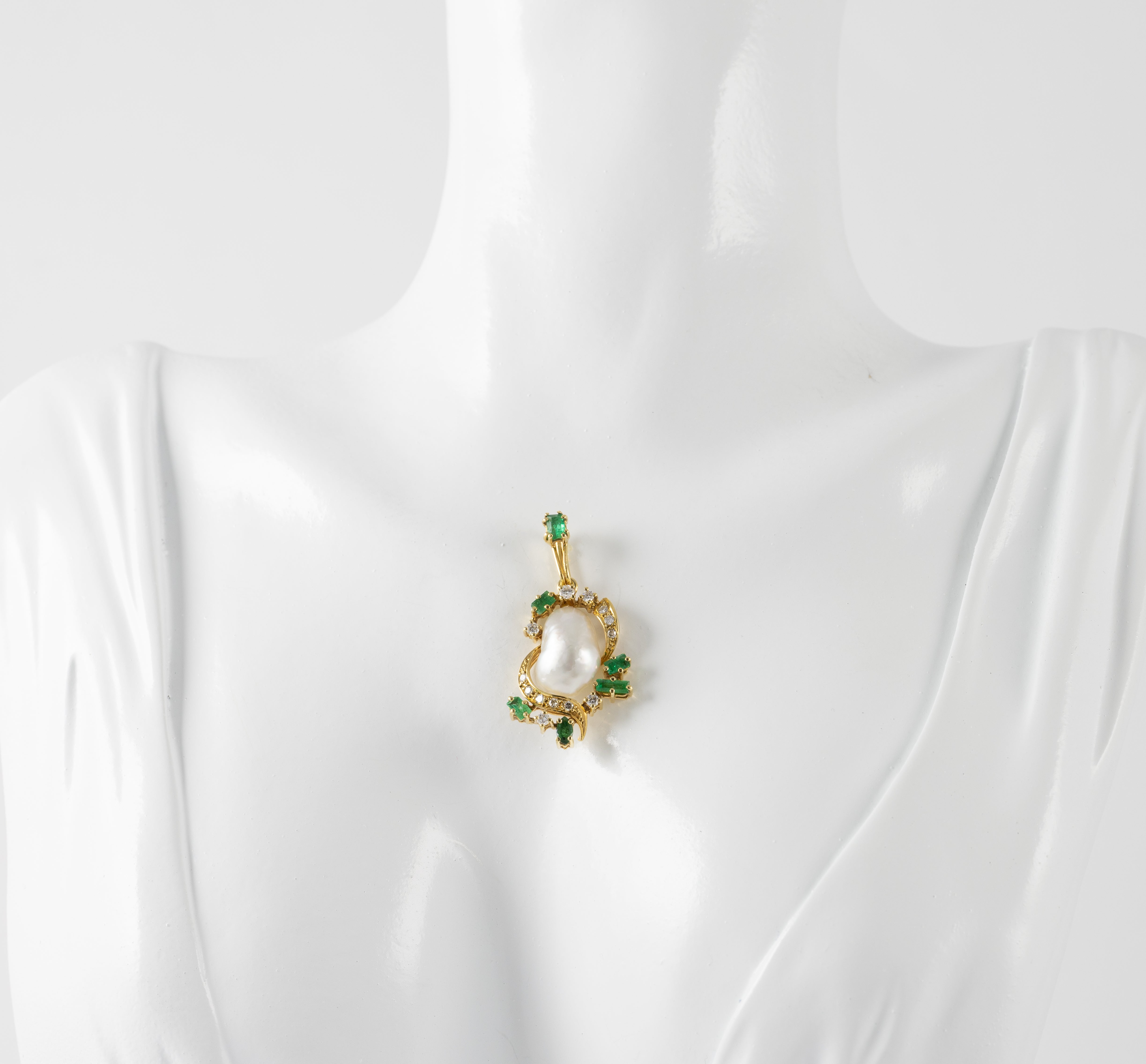 Conjunto Colgante y Pendientes en oro amarillo 18k con esmeraldas y brillantes