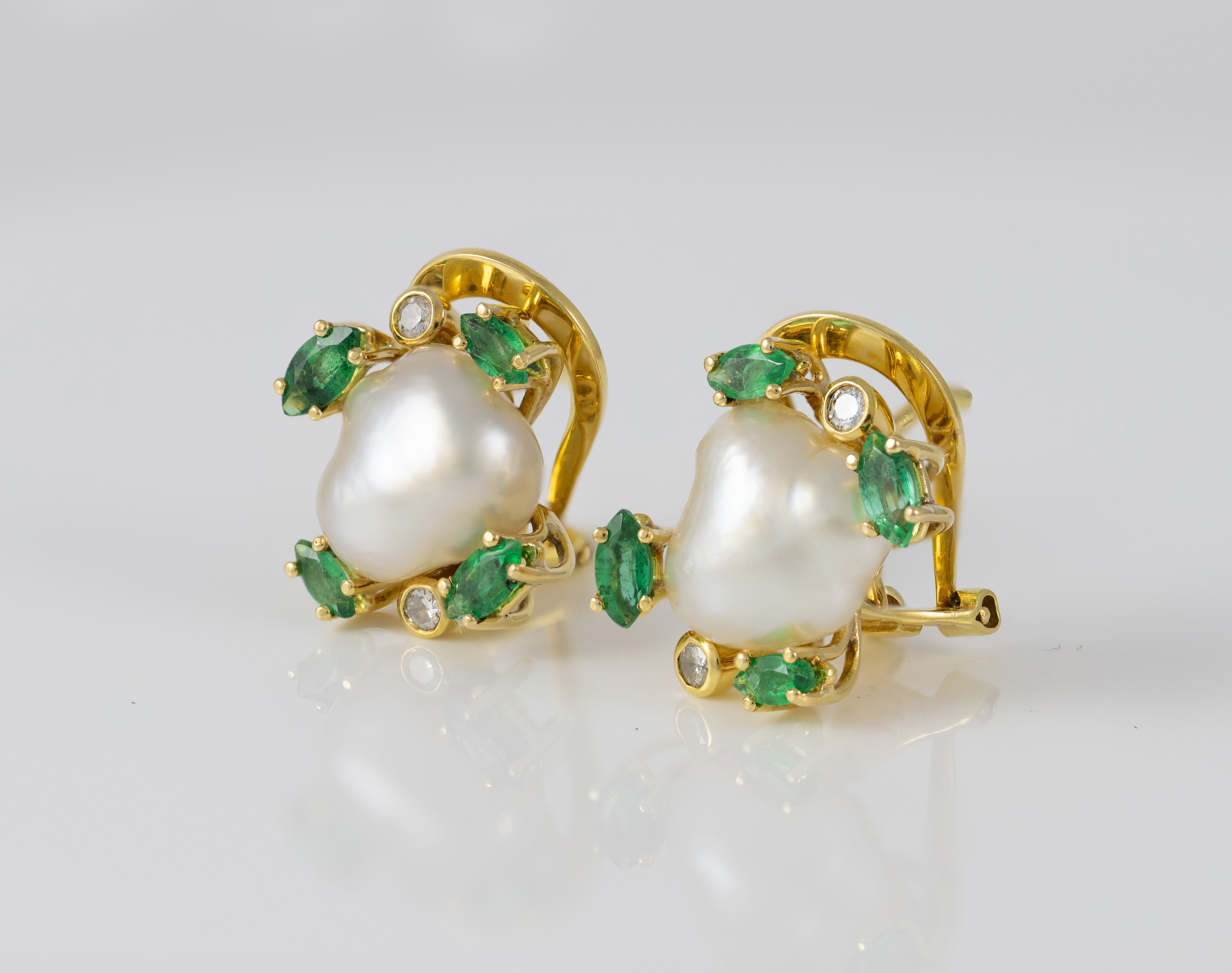 Conjunto Colgante y Pendientes en oro amarillo 18k con esmeraldas y brillantes