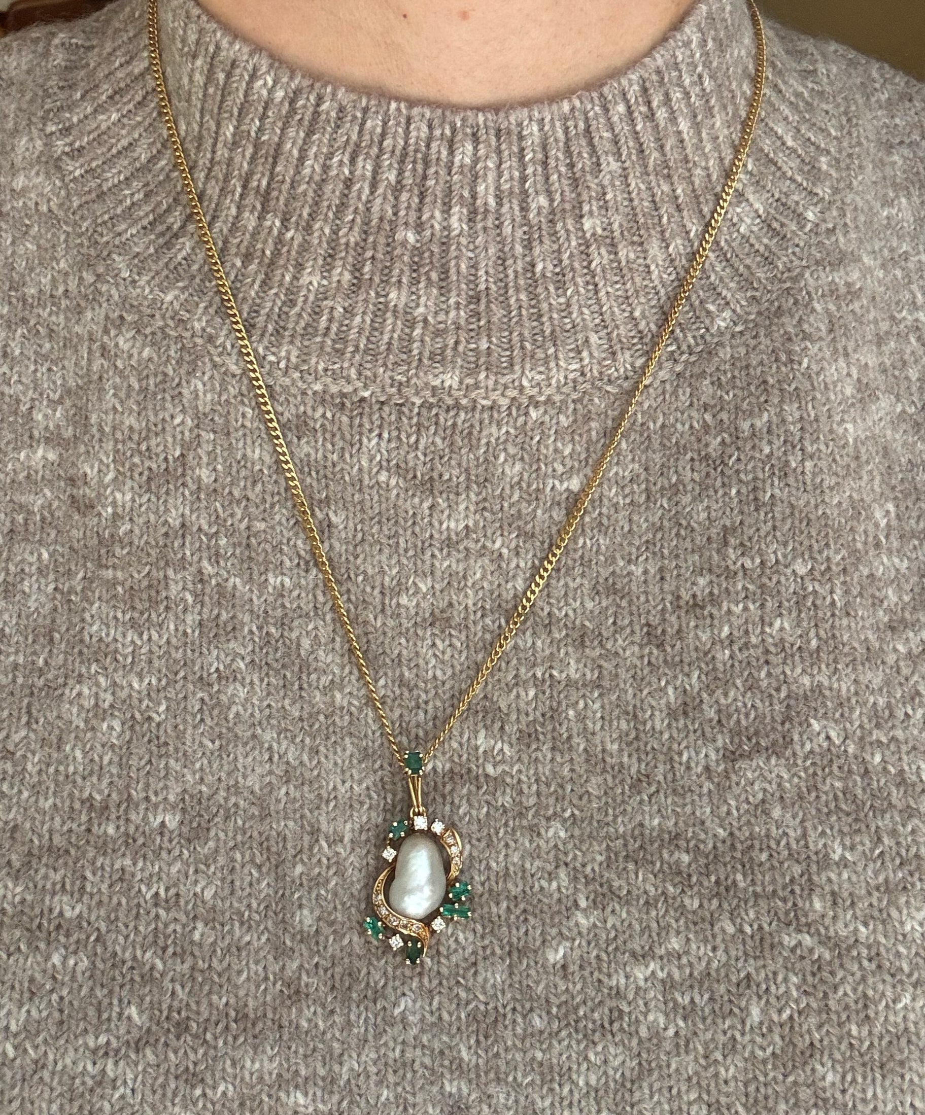 Conjunto Colgante y Pendientes en oro amarillo 18k con esmeraldas y brillantes