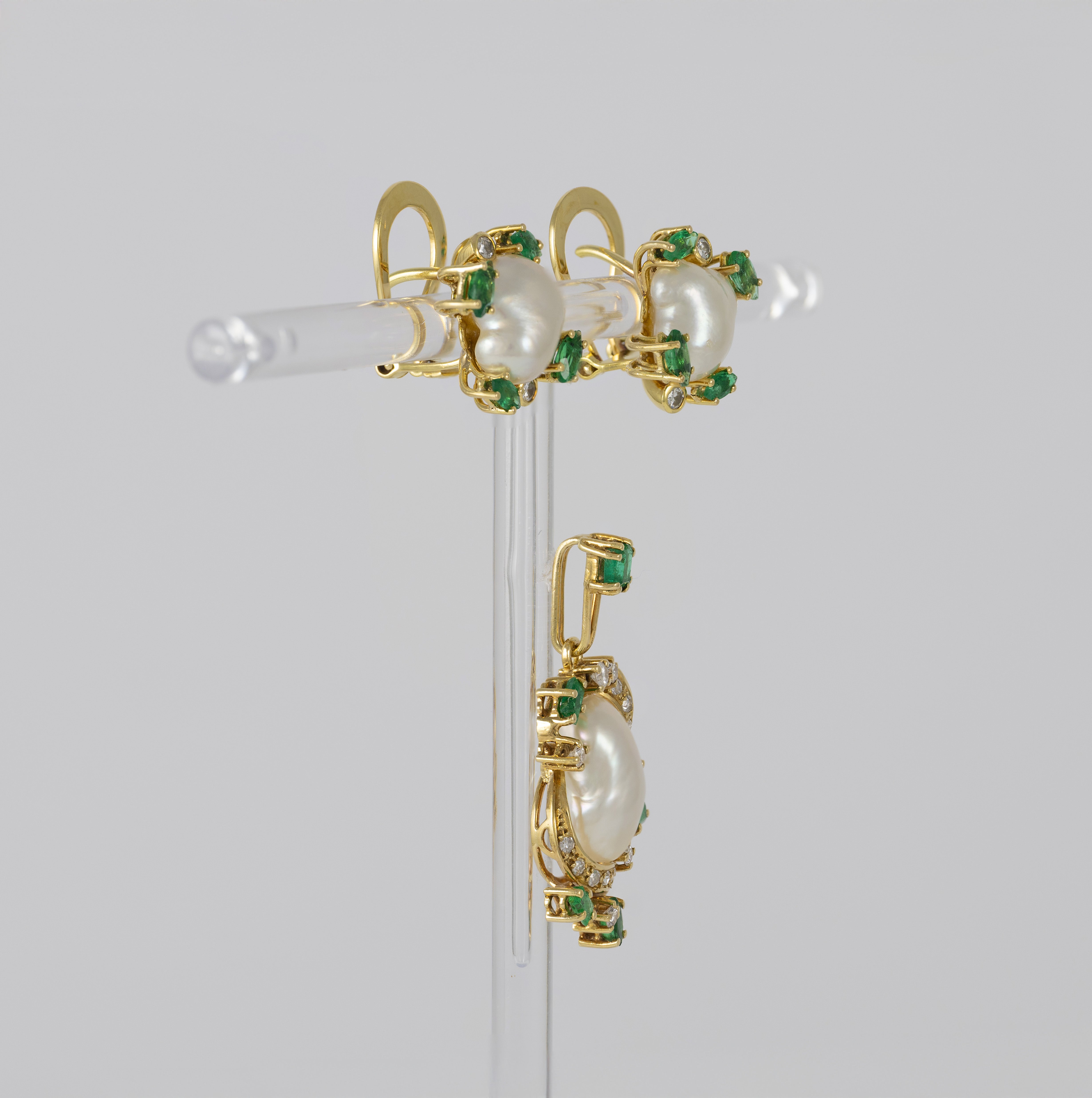 Conjunto Colgante y Pendientes en oro amarillo 18k con esmeraldas y brillantes