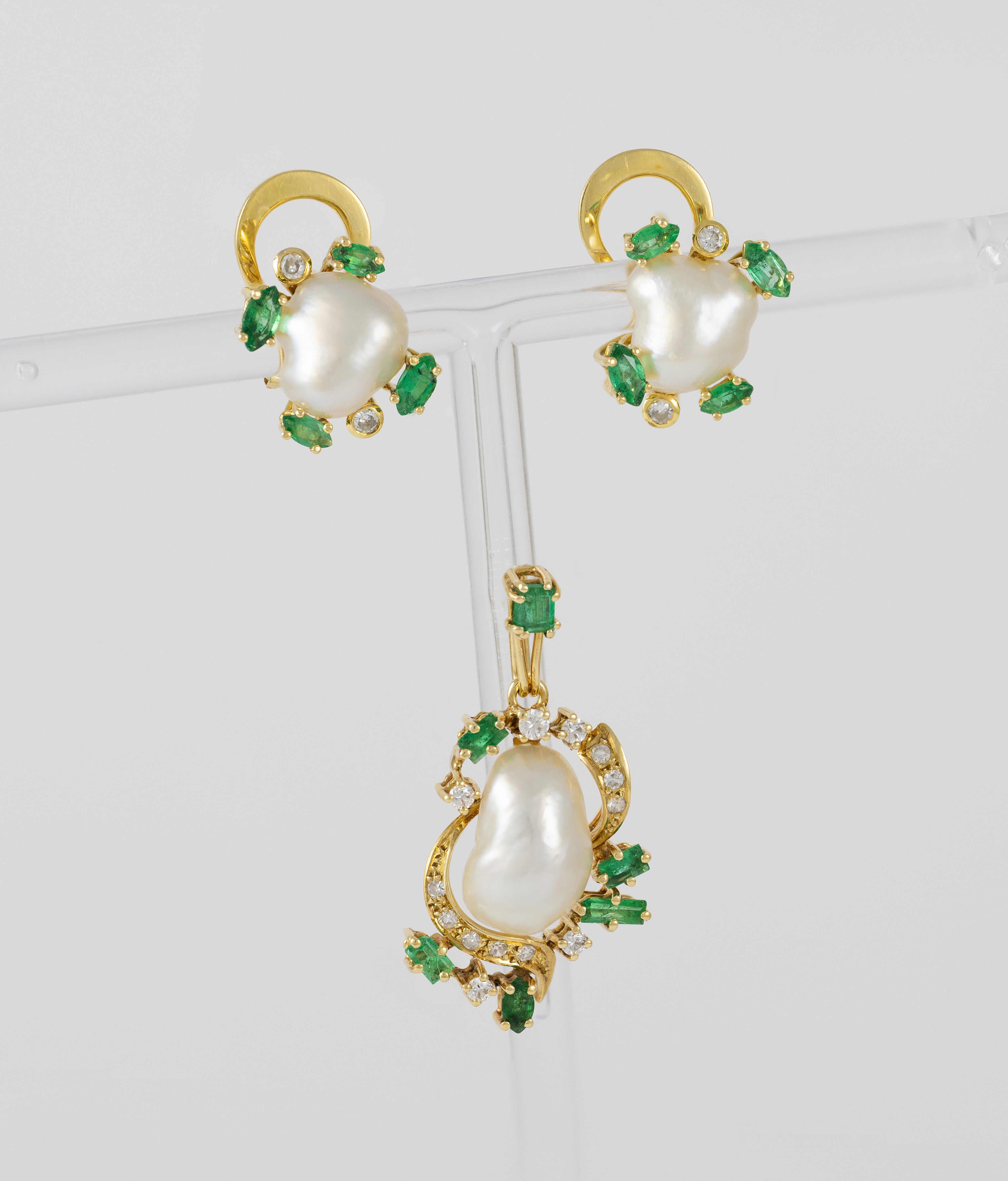 Conjunto Colgante y Pendientes en oro amarillo 18k con esmeraldas y brillantes