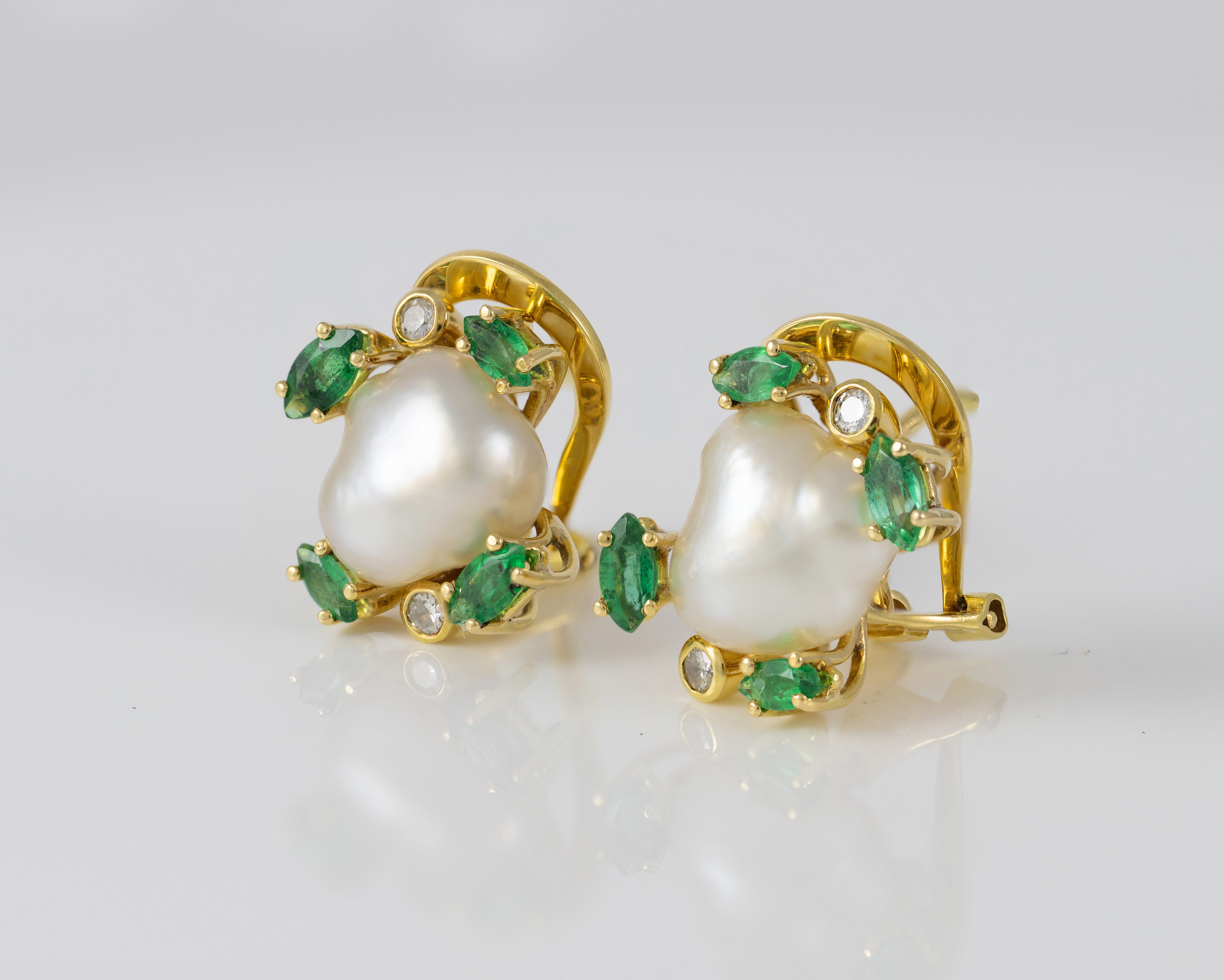 Conjunto Colgante y Pendientes en oro amarillo 18k con esmeraldas y brillantes