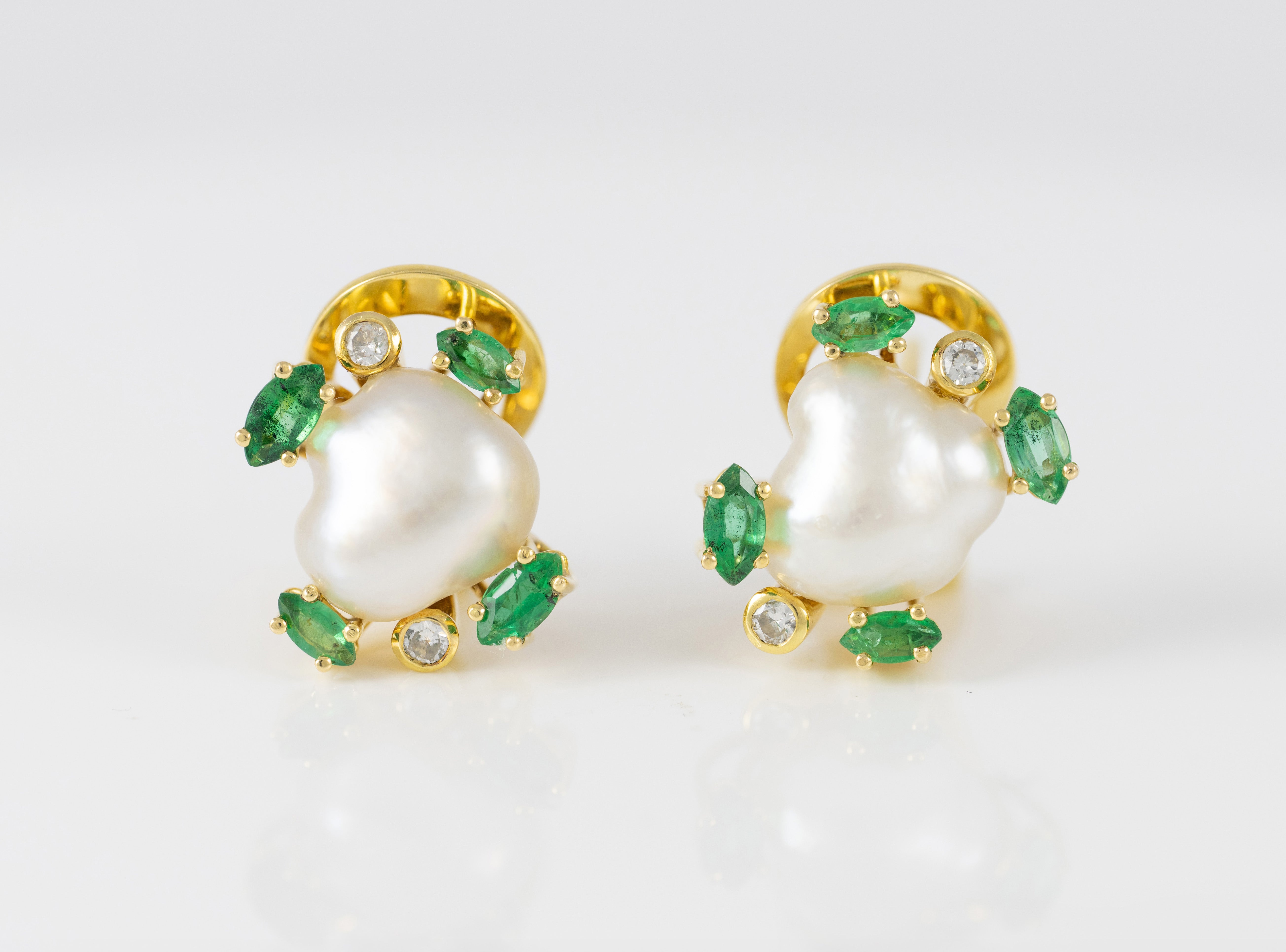 Conjunto Colgante y Pendientes en oro amarillo 18k con esmeraldas y brillantes