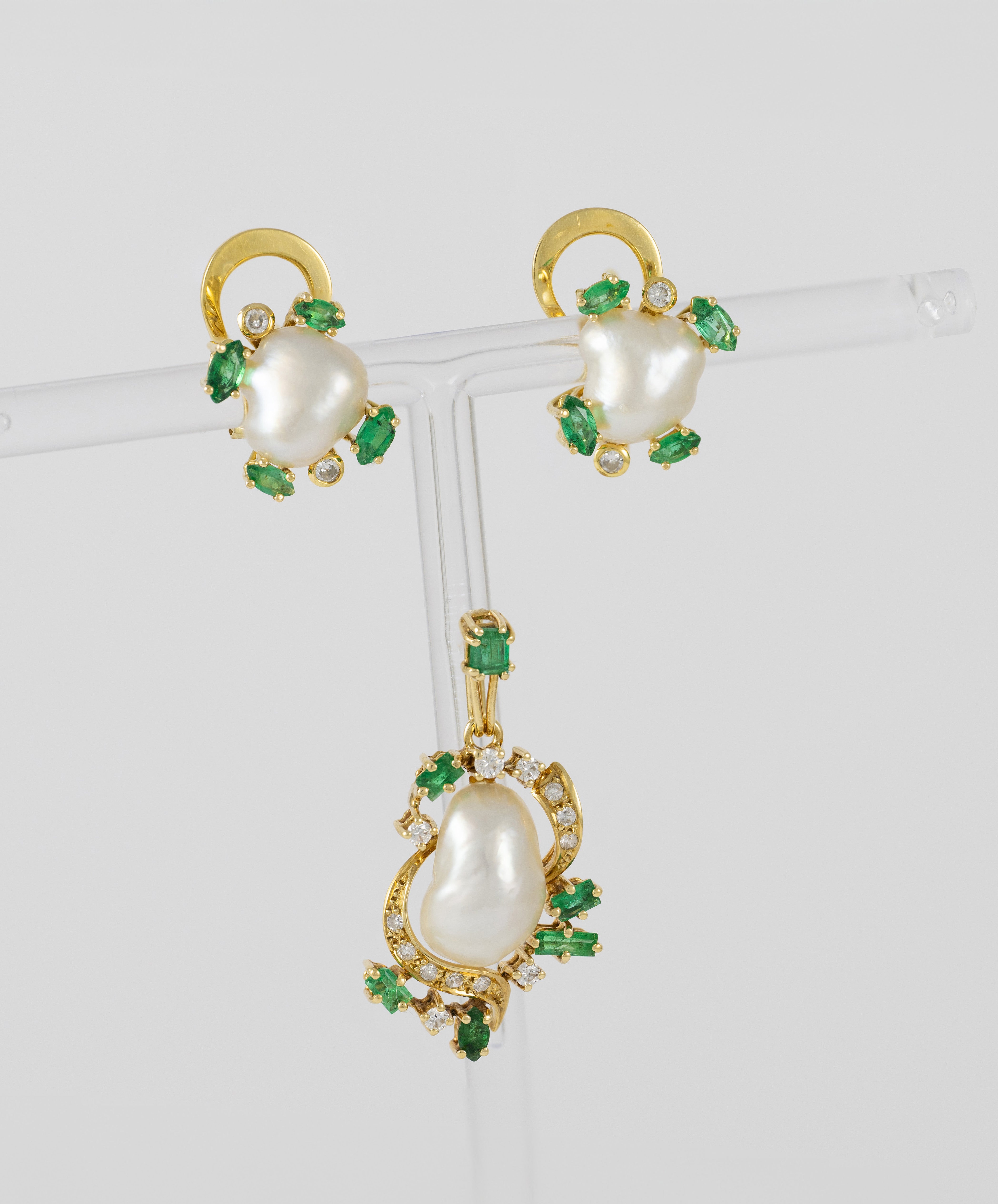 Conjunto Colgante y Pendientes en oro amarillo 18k con esmeraldas y brillantes