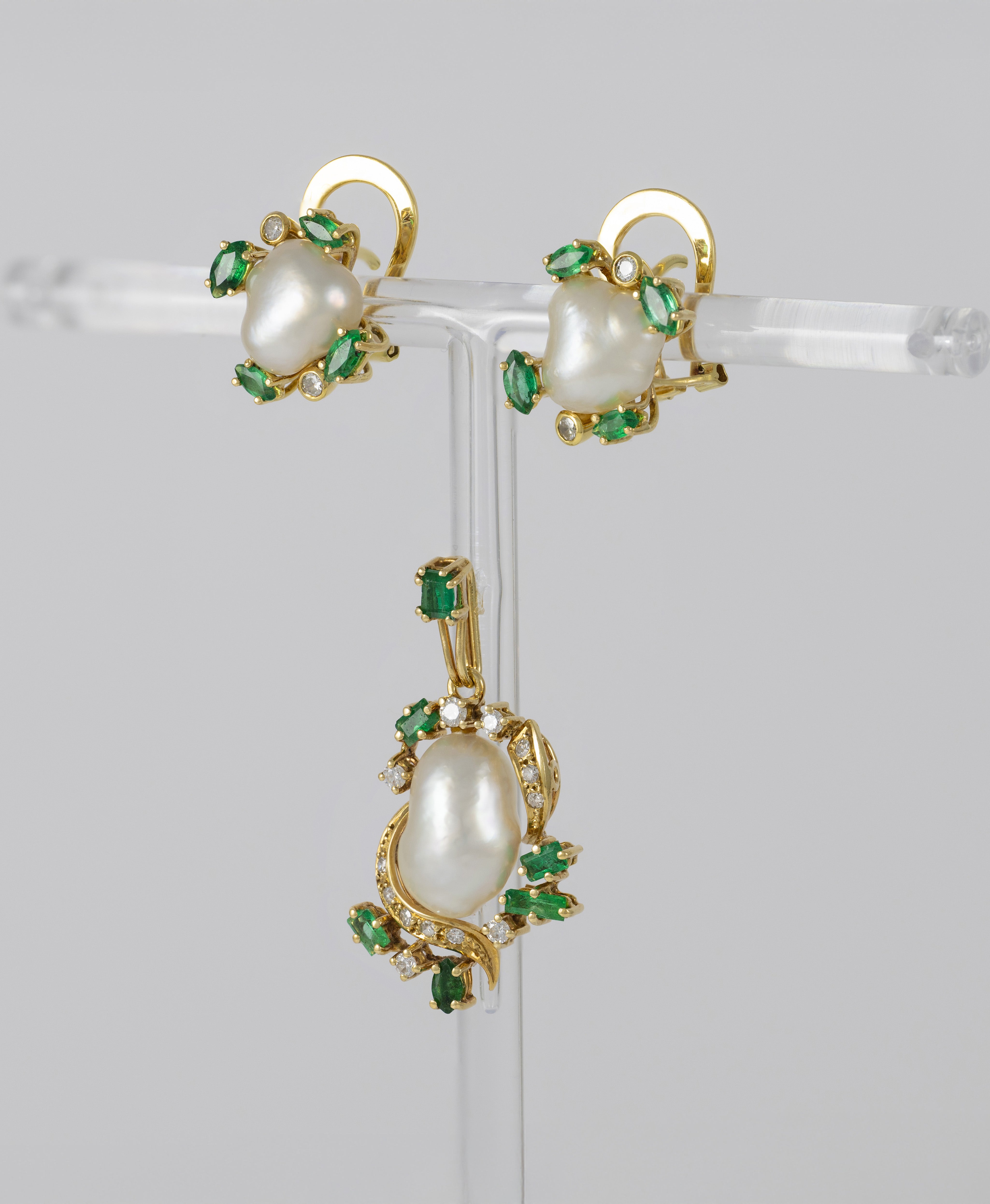 Conjunto Colgante y Pendientes en oro amarillo 18k con esmeraldas y brillantes